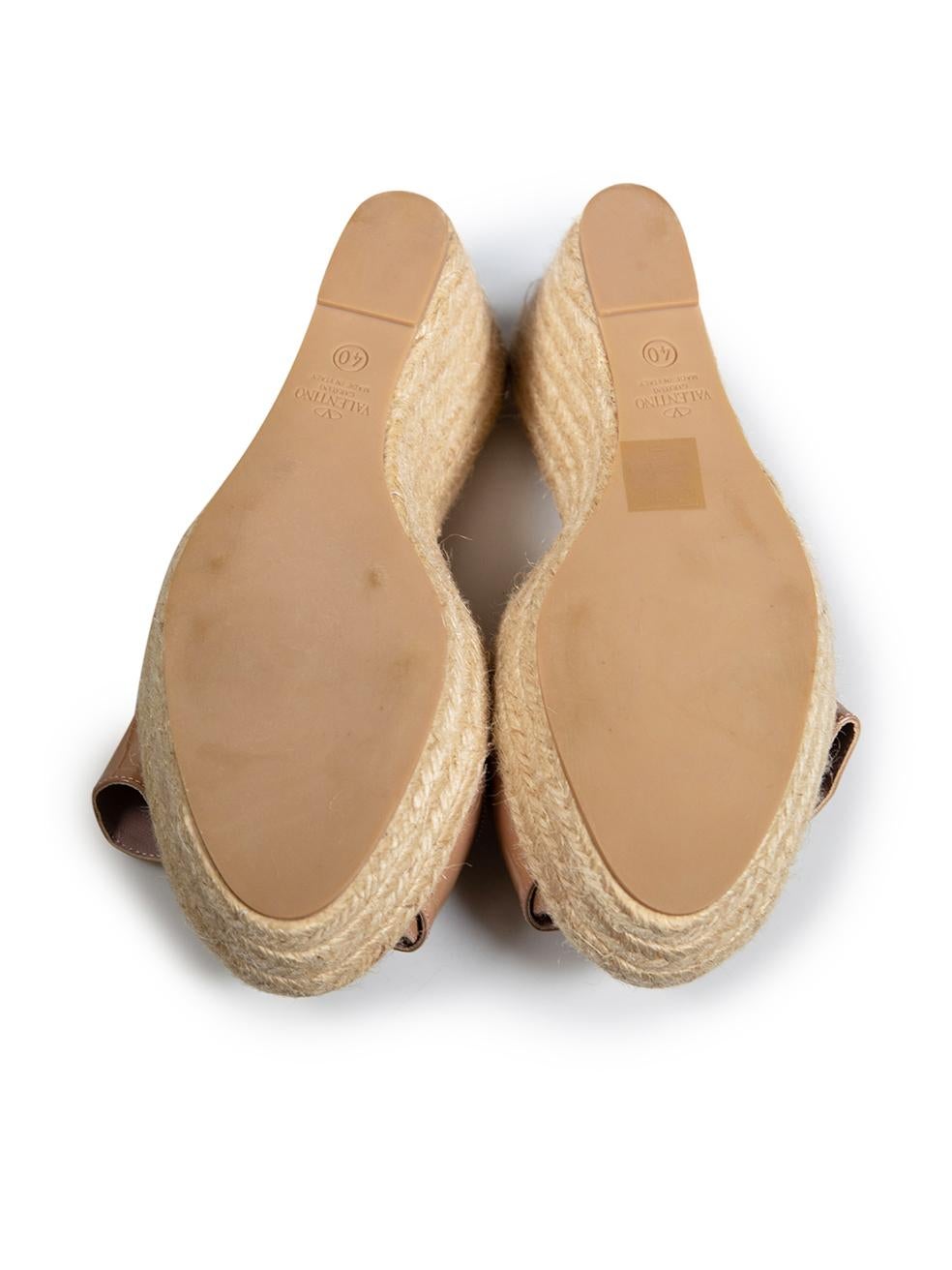 Women's Valentino Garavani Beige Patent Bow Wedge Sandals Size IT 40 For Sale