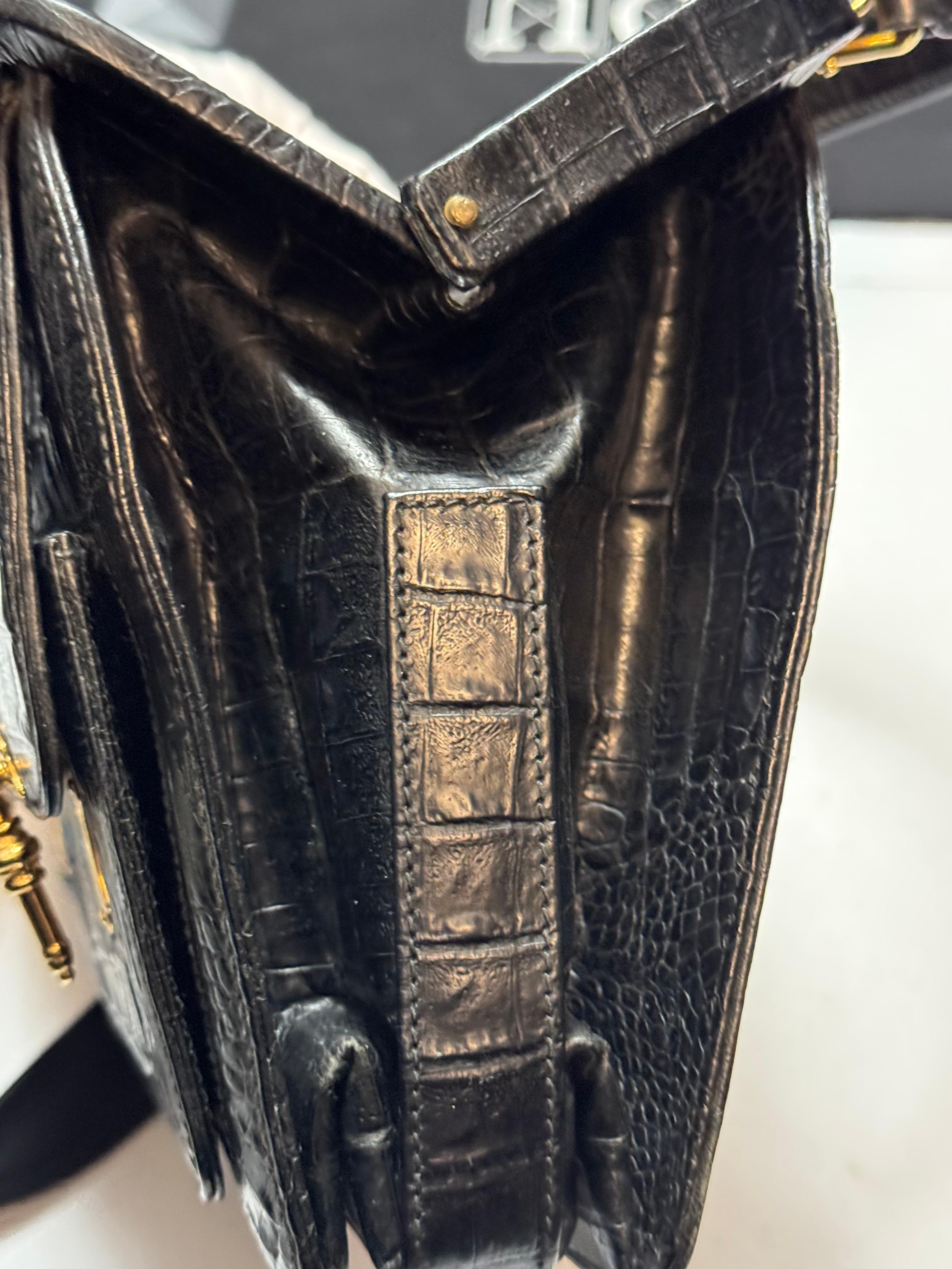 Valentino Garavani - Sac en alligator noir, poignée supérieure, finitions métalliques dorées, années 1960 en vente 3