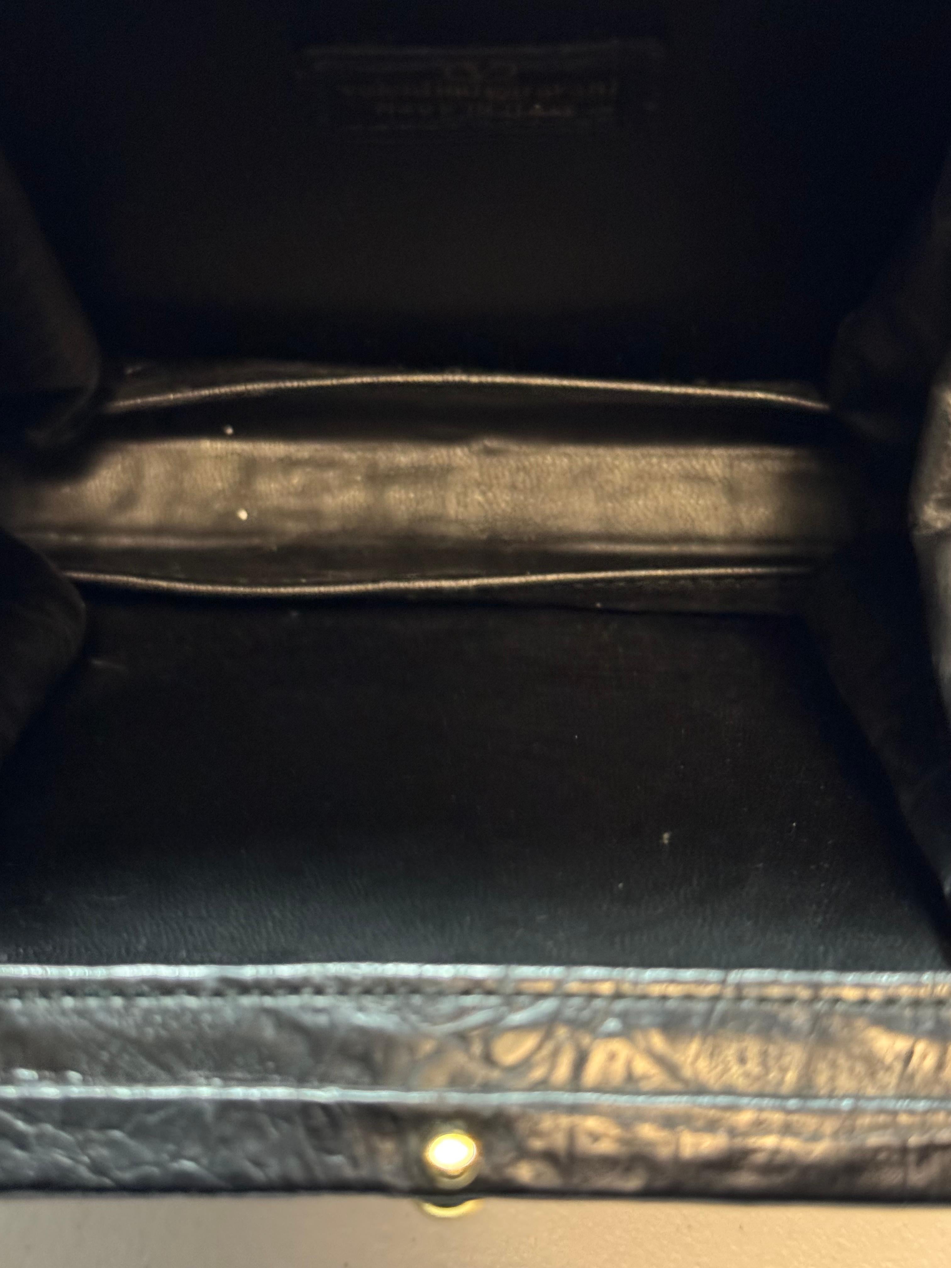 Valentino Garavani - Sac en alligator noir, poignée supérieure, finitions métalliques dorées, années 1960 en vente 4