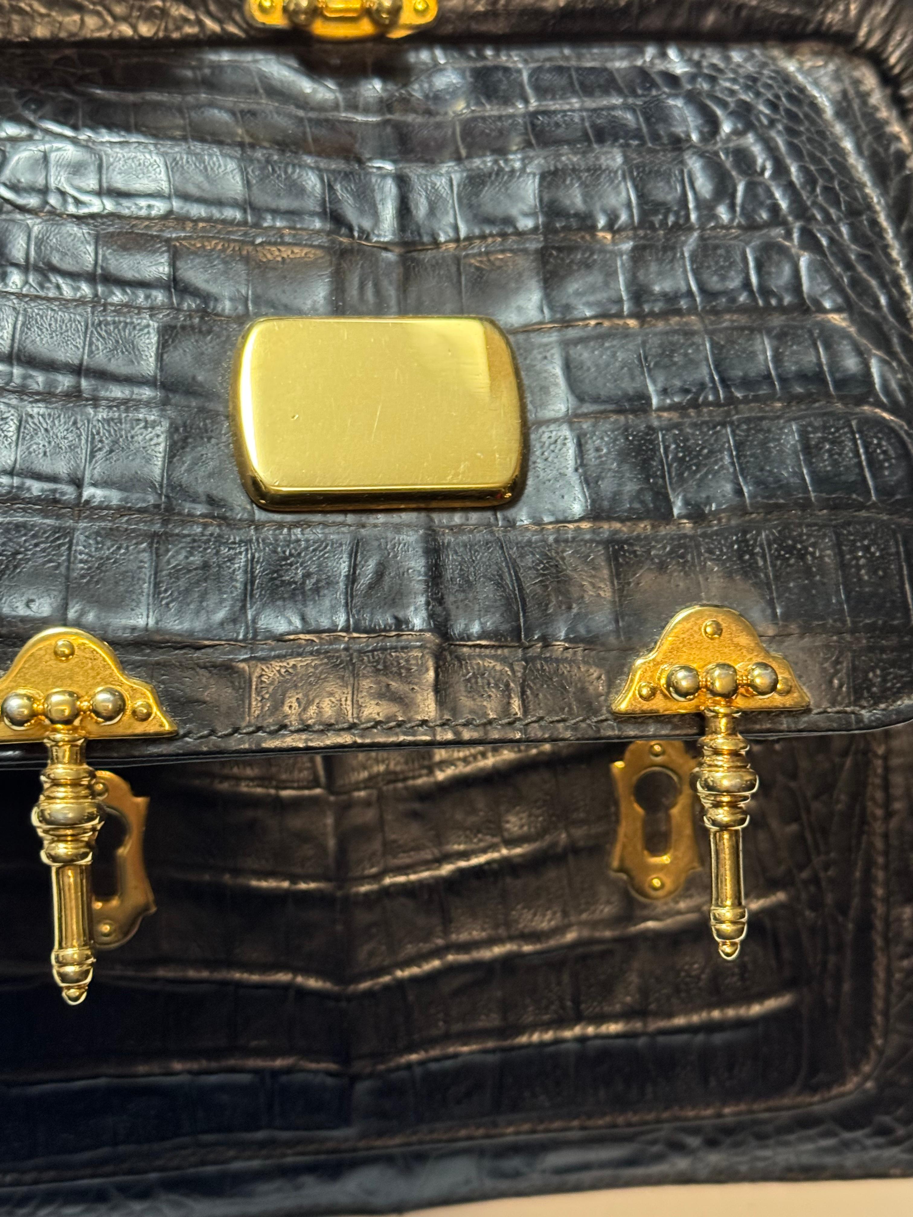 Valentino Garavani - Sac en alligator noir, poignée supérieure, finitions métalliques dorées, années 1960 en vente 5