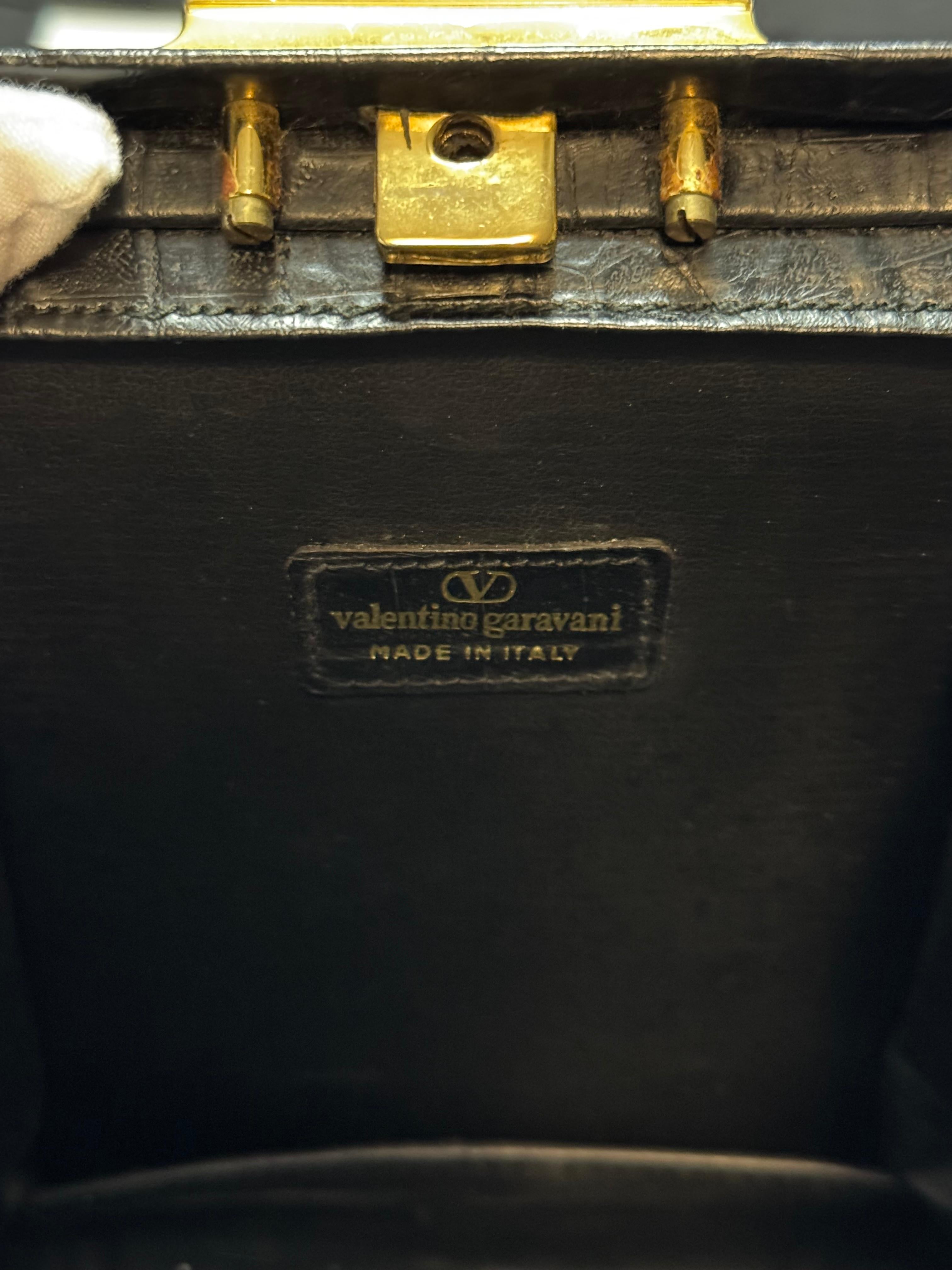 Valentino Garavani - Sac en alligator noir, poignée supérieure, finitions métalliques dorées, années 1960 en vente 6