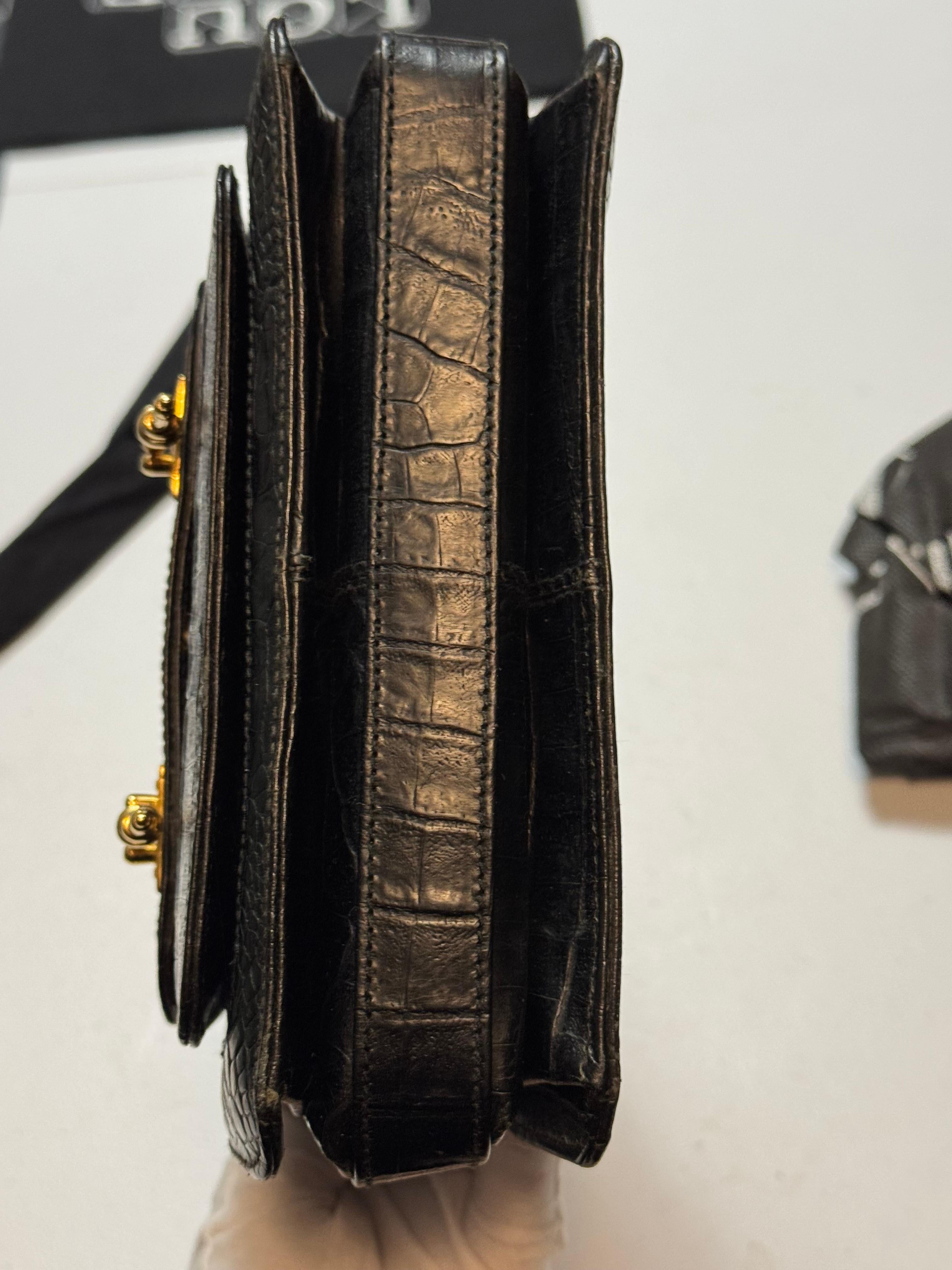 Valentino Garavani - Sac en alligator noir, poignée supérieure, finitions métalliques dorées, années 1960 Unisexe en vente