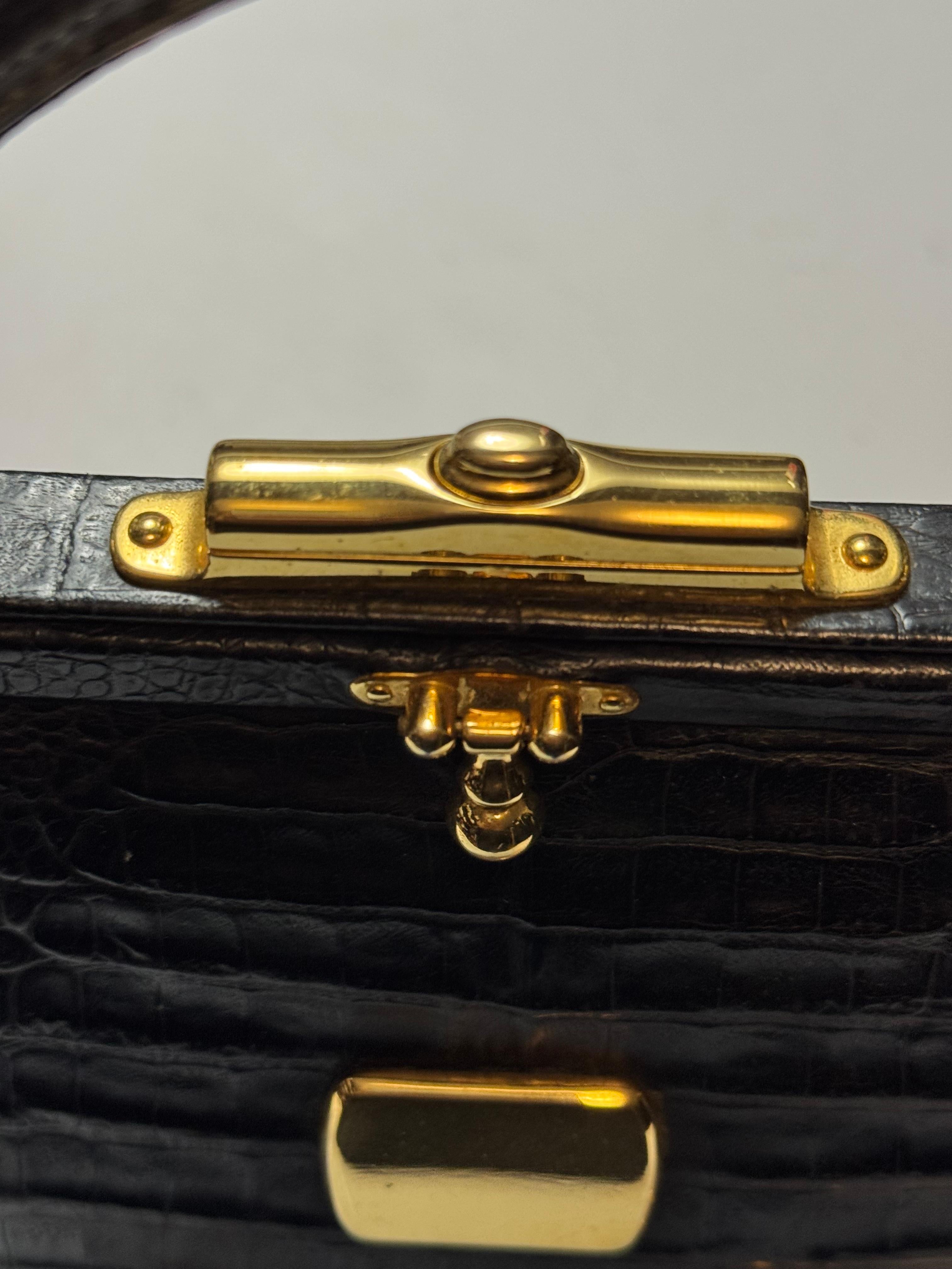 Valentino Garavani - Sac en alligator noir, poignée supérieure, finitions métalliques dorées, années 1960 en vente 2