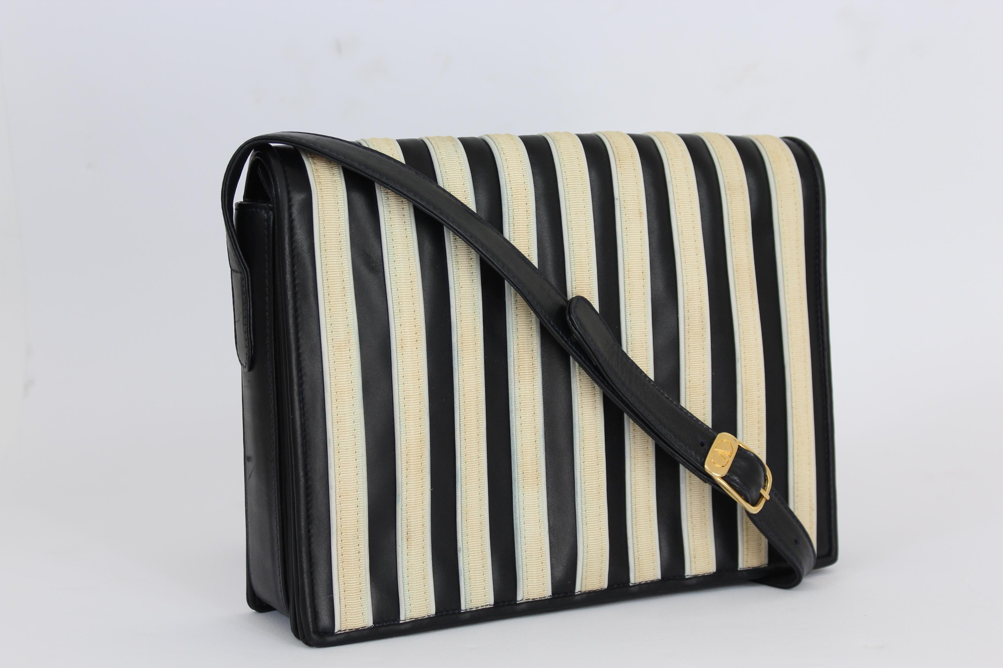 Valentino Garavani Les Sacs vintage 80s bag. Shoulder bag, black with beige stripes. 100% leather. Internal dividers, clip button closure. Adjustable shoulder strap. Made in Italy. Very good vintage condition, some signs of aging in the beige parts,