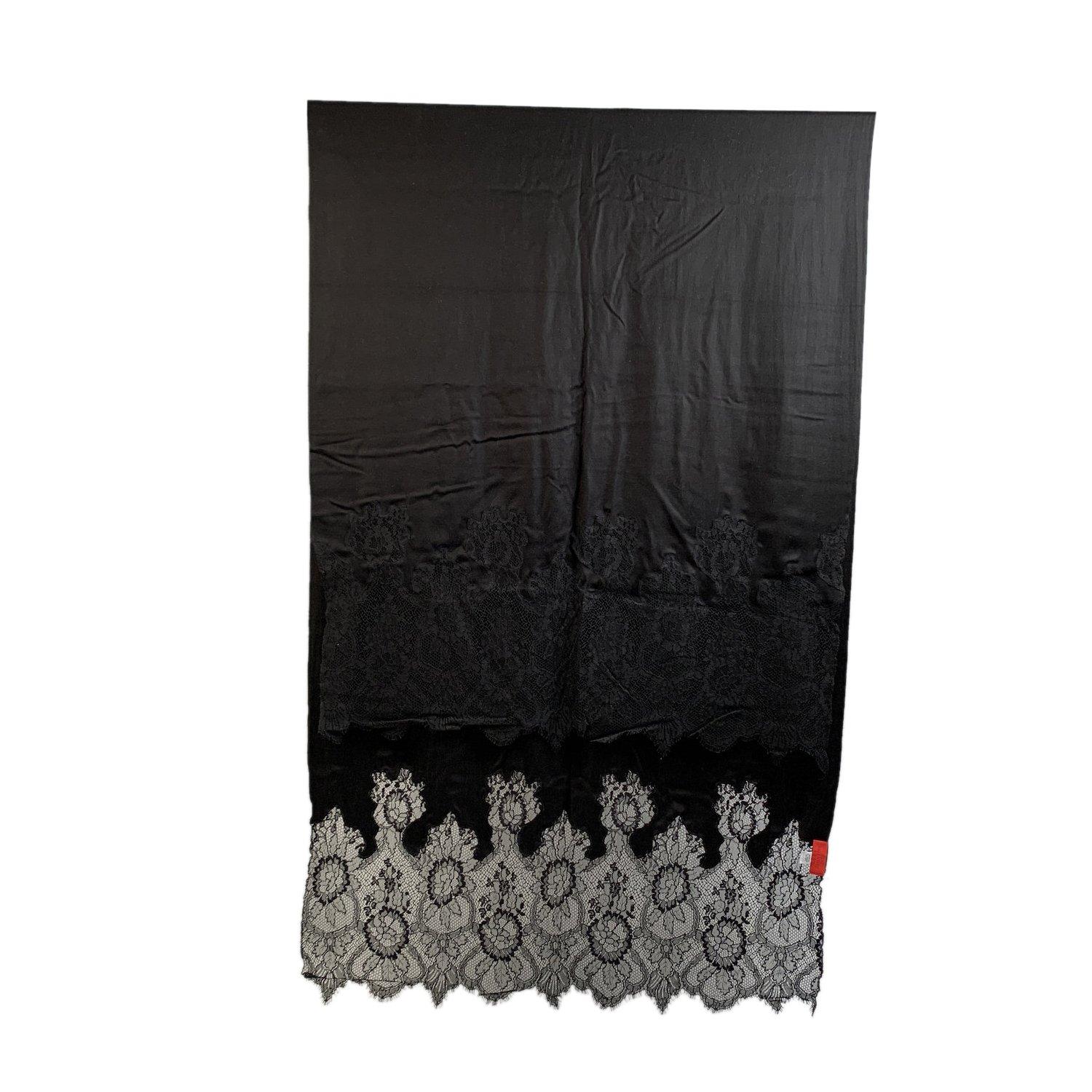 Beautiful and sophisticated Valentino Garavani black maxi shawl with a splendid lace detailing at the ends. Composition: 70% cashmere 30% Silk. Composition tag is still attached. Width: 43 inches - 109 cm - Total lenght: 108 inches - 274 cm