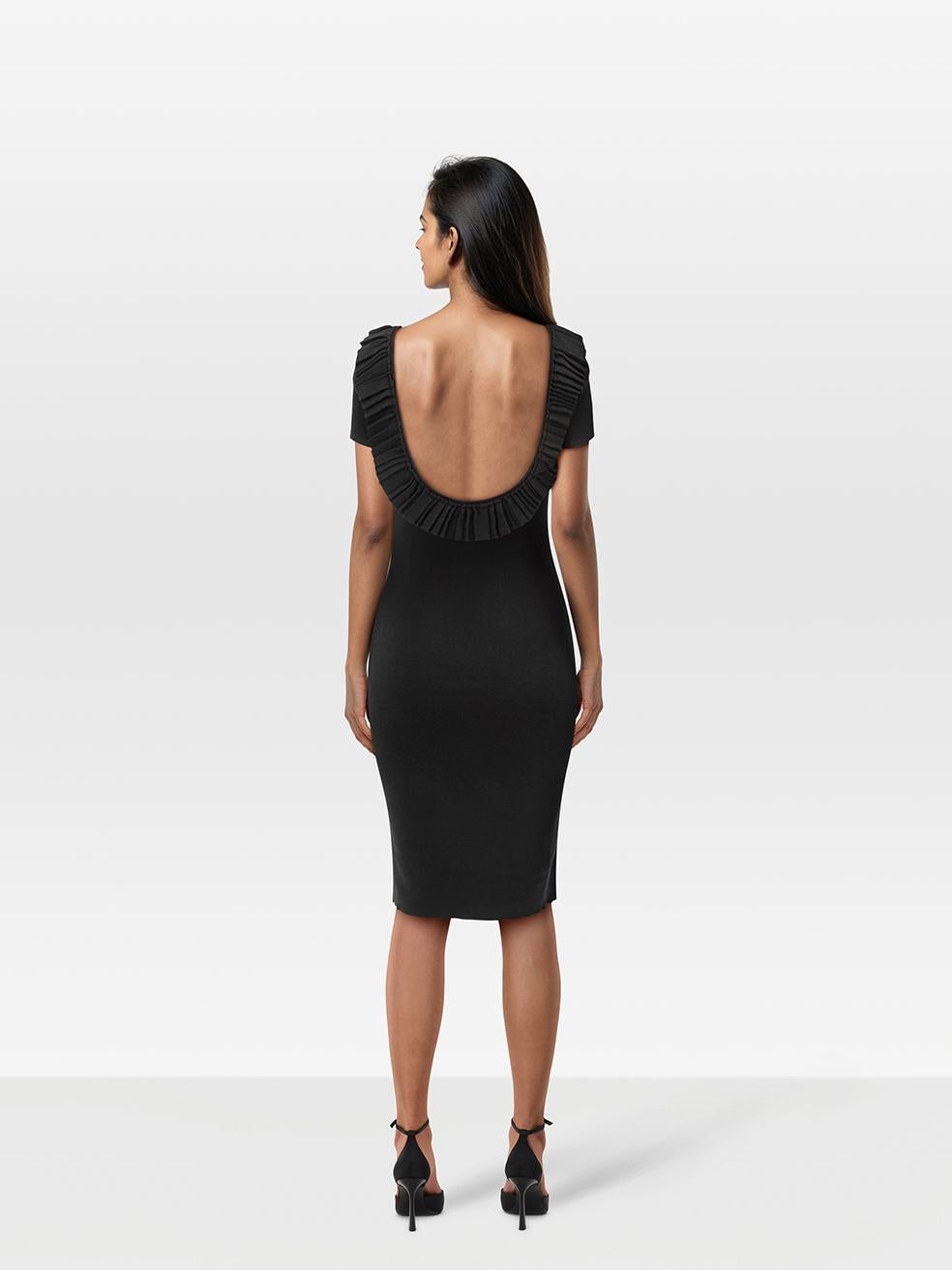 L'ÉTAT est très bon. Pratiquement aucune usure visible de la robe n'est visible sur cet article de revente de designer Valentino Garavani d'occasion. Veuillez noter que le Label de taille et de composition est manquant.
 
 
 
 Détails
 
 
 Noir
 
