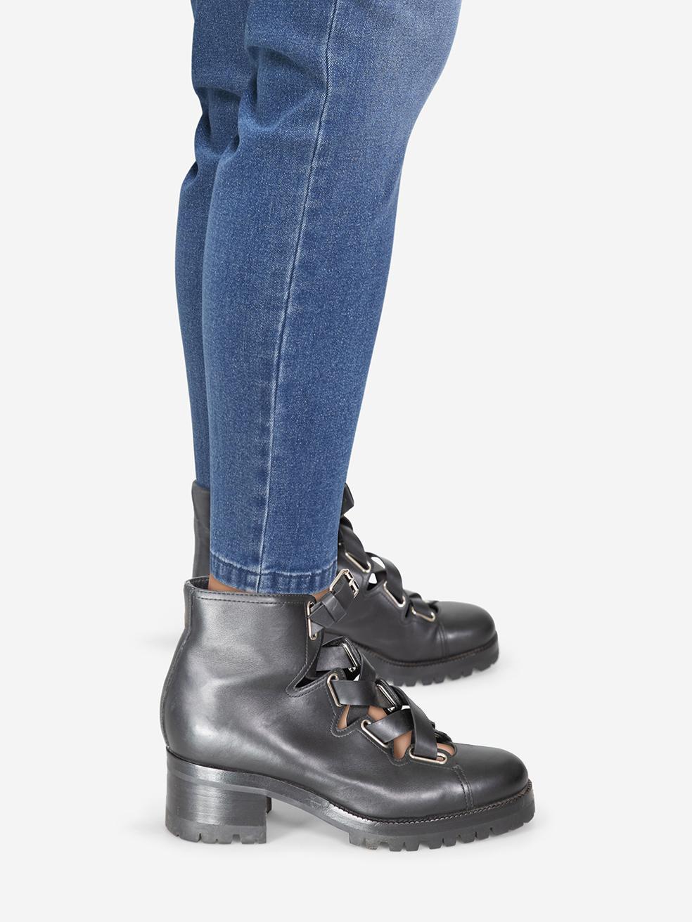 L'ÉTAT est très bon. L'usure des bottes est minime. Abrasion à toutes les zones de cuir et le talon sur les deux chaussures sur ce Valentino Garavani designer occasion article de revente.
 

 

 

 Détails
 

 

 Noir
 

 Cuir
 

 Bottines
 

 Talon