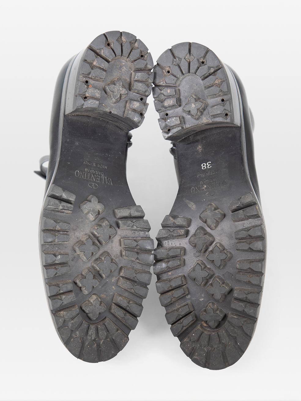 Valentino Garavani Bottes à boucles en cuir noir Taille IT 38 Excellent état - En vente à London, GB