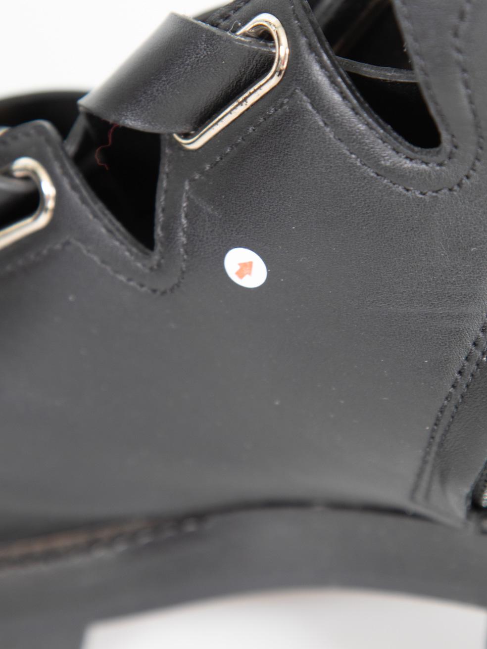 Valentino Garavani Bottes à boucles en cuir noir Taille IT 38 en vente 4