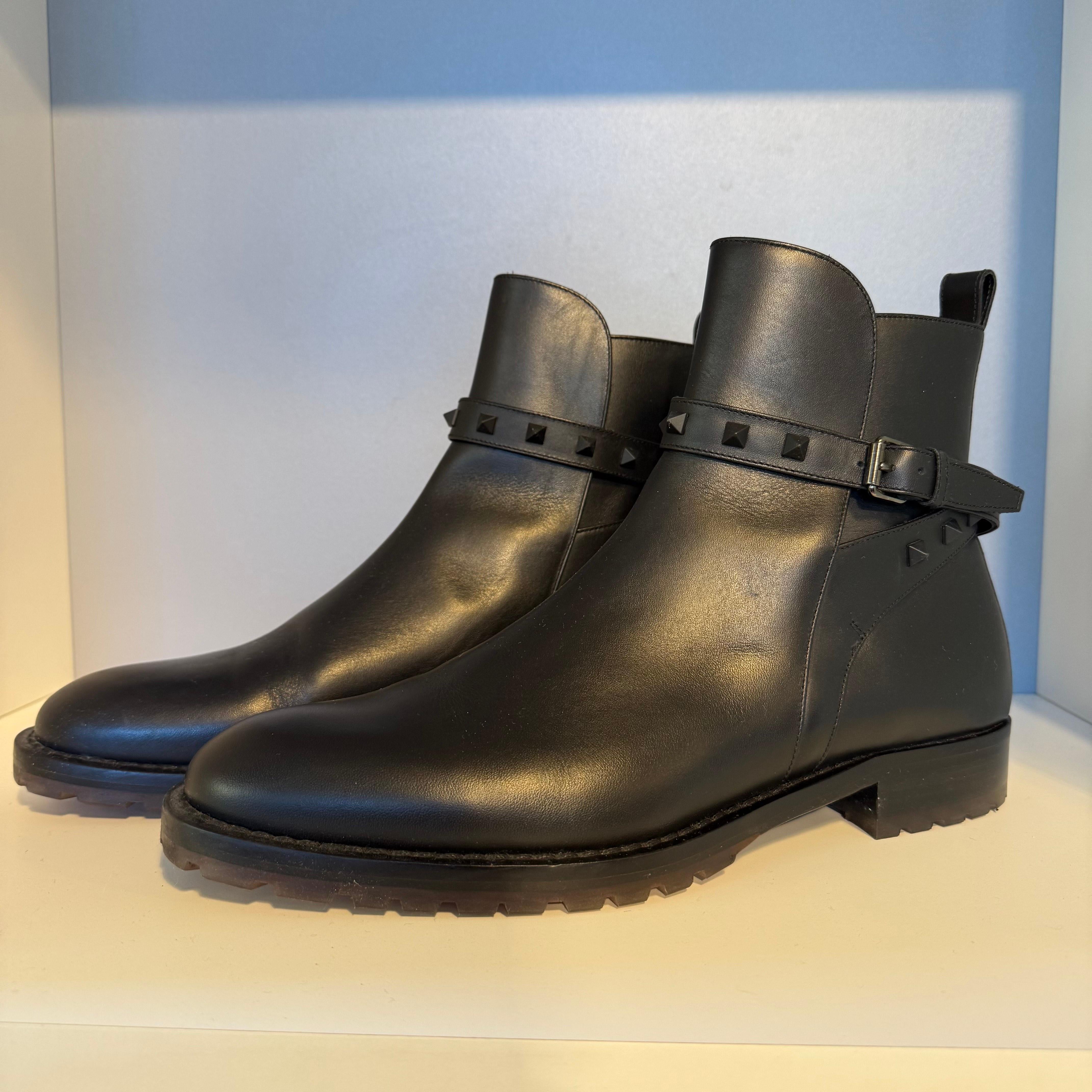 Molto belli e in ottime condizioni gli stivaletti da uomo Valentino Garavani
Pelle 
Colore nero
Borchiato
Cinghia
Altezza totale cm 21
Taglia IT 44
Spedizione espressa in tutto il mondo inclusa nel prezzo!
Le tue domande o i tuoi messaggi