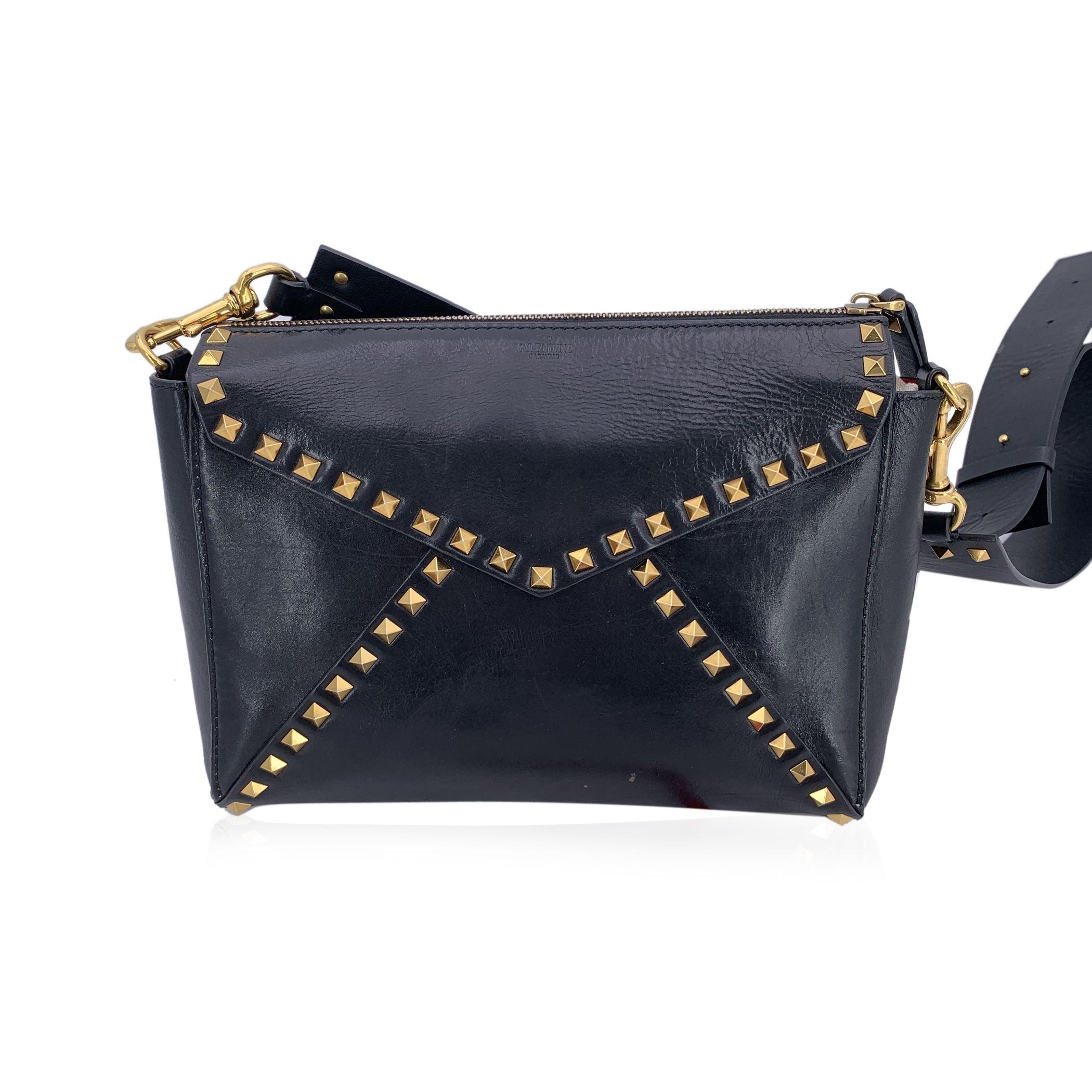 Valentino Garavani Black Leather Rockstud Hype Crossbody Bag In Excellent Condition For Sale In Rome, Rome
