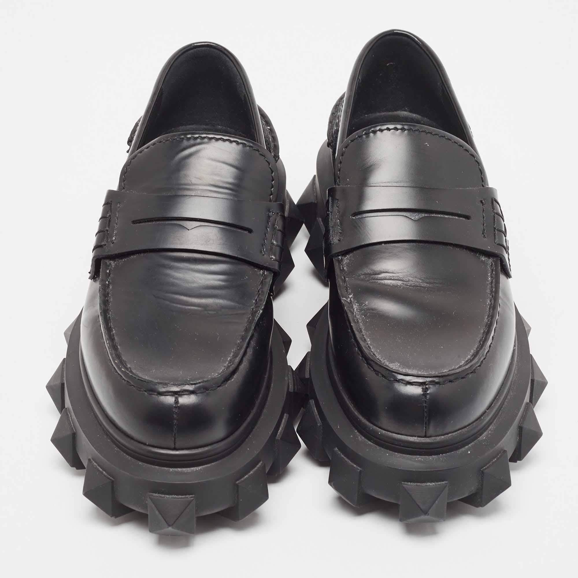 Packed with style and comfort, these Valentino Garavani loafers are gentle on the feet so that you can glide through the day. They have a sleek leather upper balanced on statement soles.


Includes: Original Dustbag, Original Box