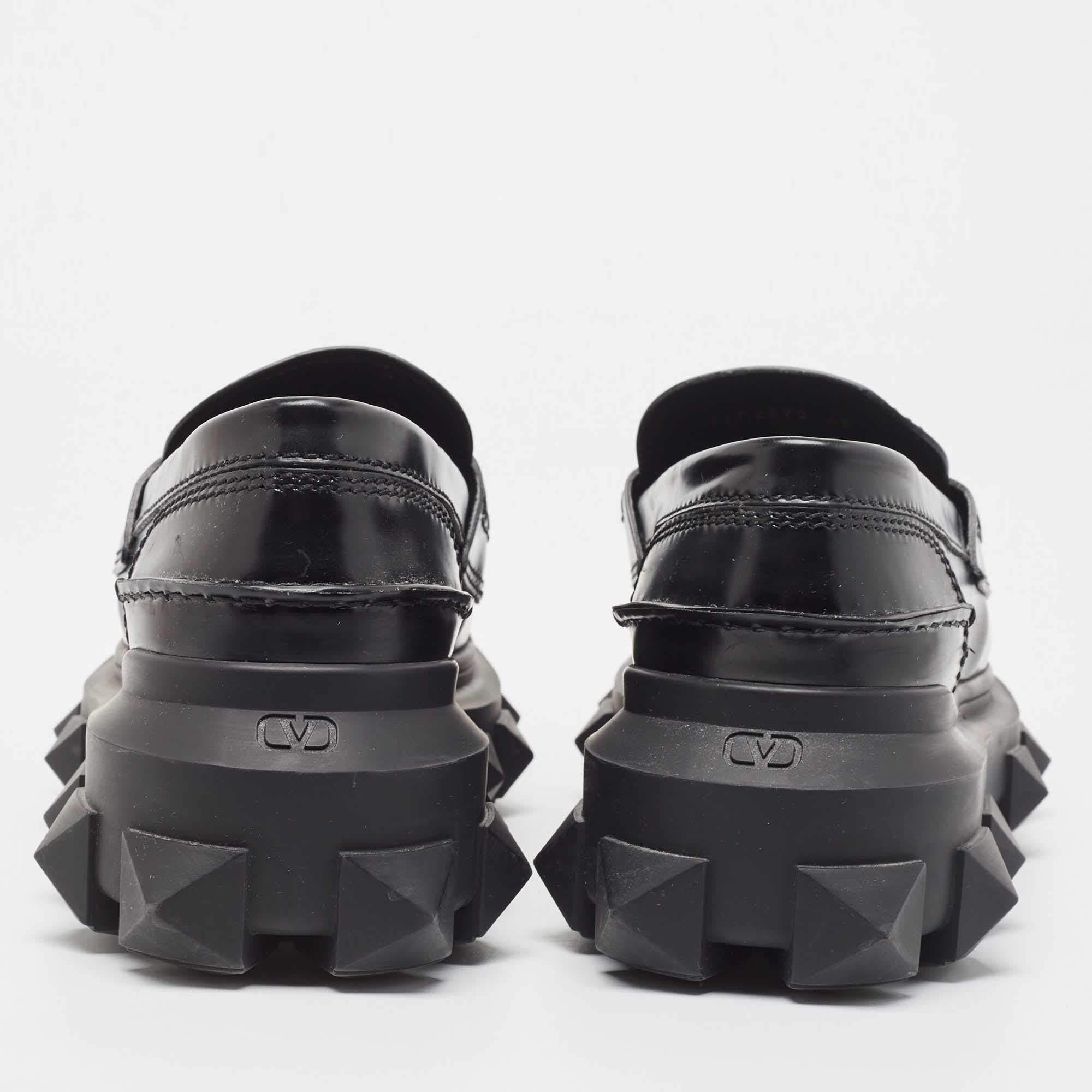 Valentino Garavani Black Leather Trackstud Loafers Size 43 In New Condition In Dubai, Al Qouz 2