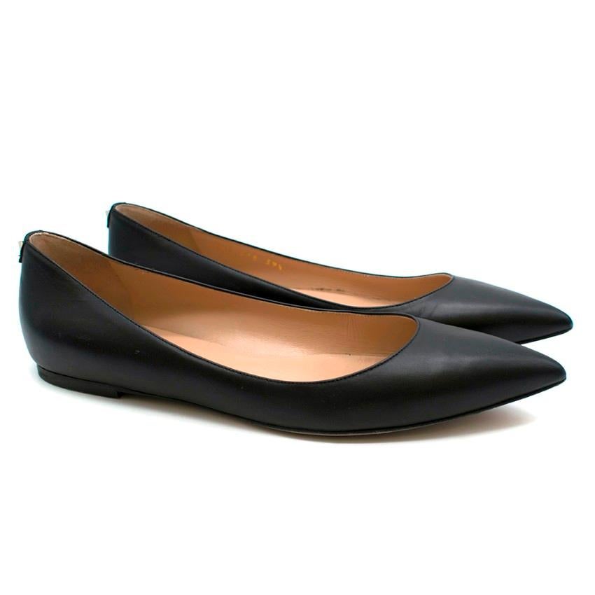 Valentino Garavani Black Pointed Pumps

- Leather pointed pumps 
- Gold-tone stud on the ankle 
- Black leather exterior with nude interior

Materials 
Leather

Made in Italy 

Please note, these items are pre-owned and may show signs of being