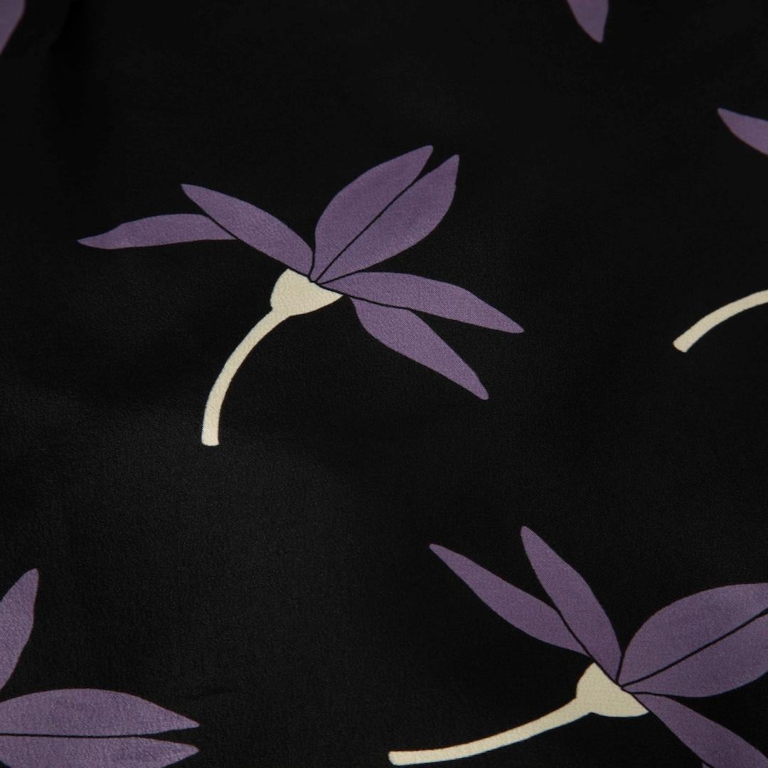 Nero Valentino Garavani Camicia floreale in seta nera e viola taglia S in vendita