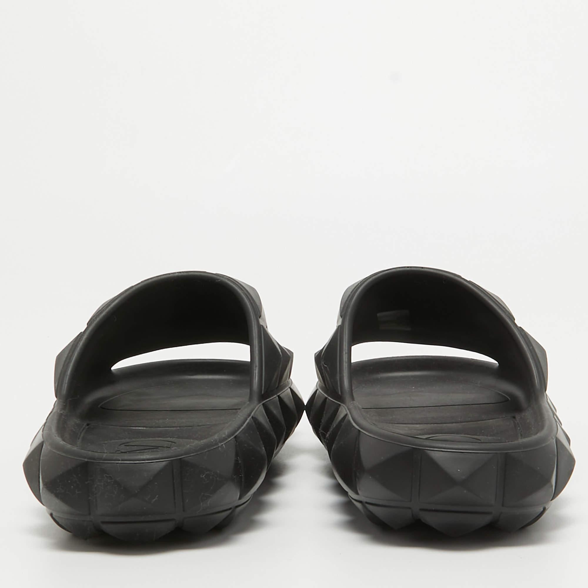 Valentino Garavani Black Rubber Slide Flats Size 41 In Excellent Condition For Sale In Dubai, Al Qouz 2