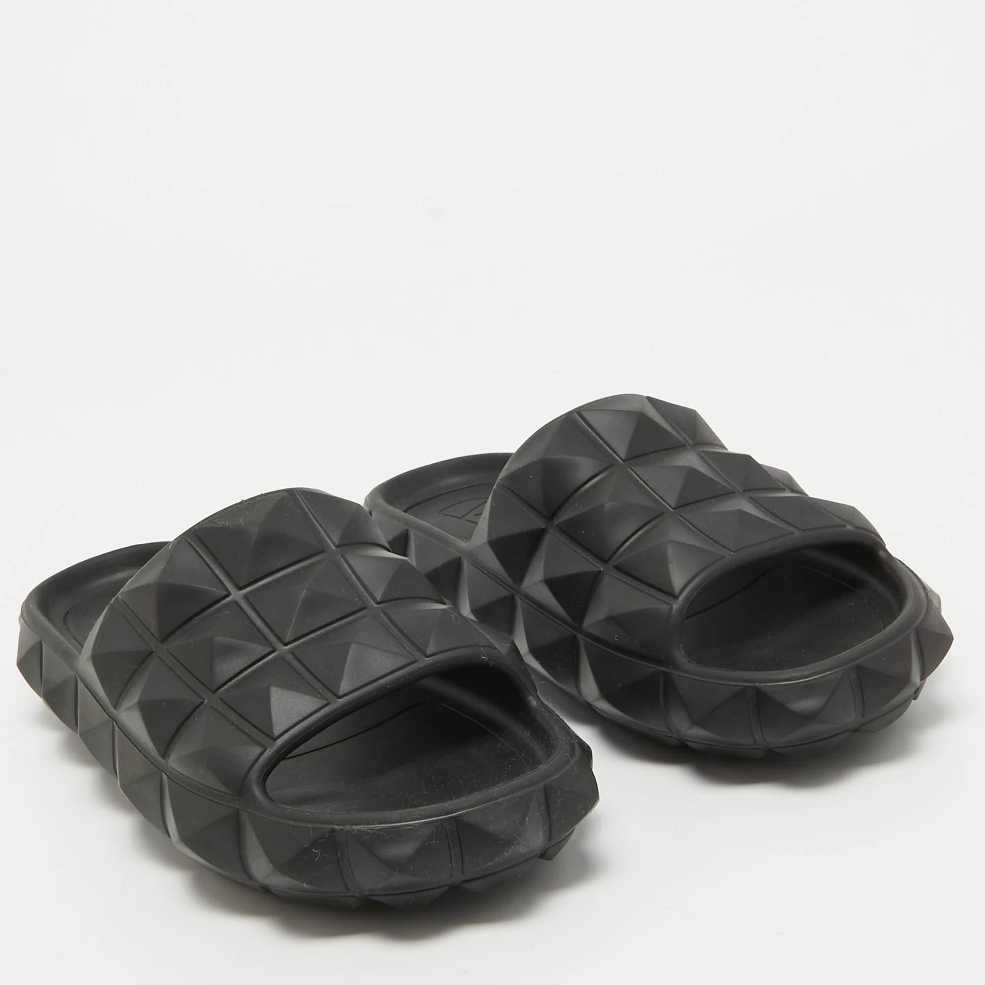 Men's Valentino Garavani Black Rubber Slide Flats Size 41 For Sale