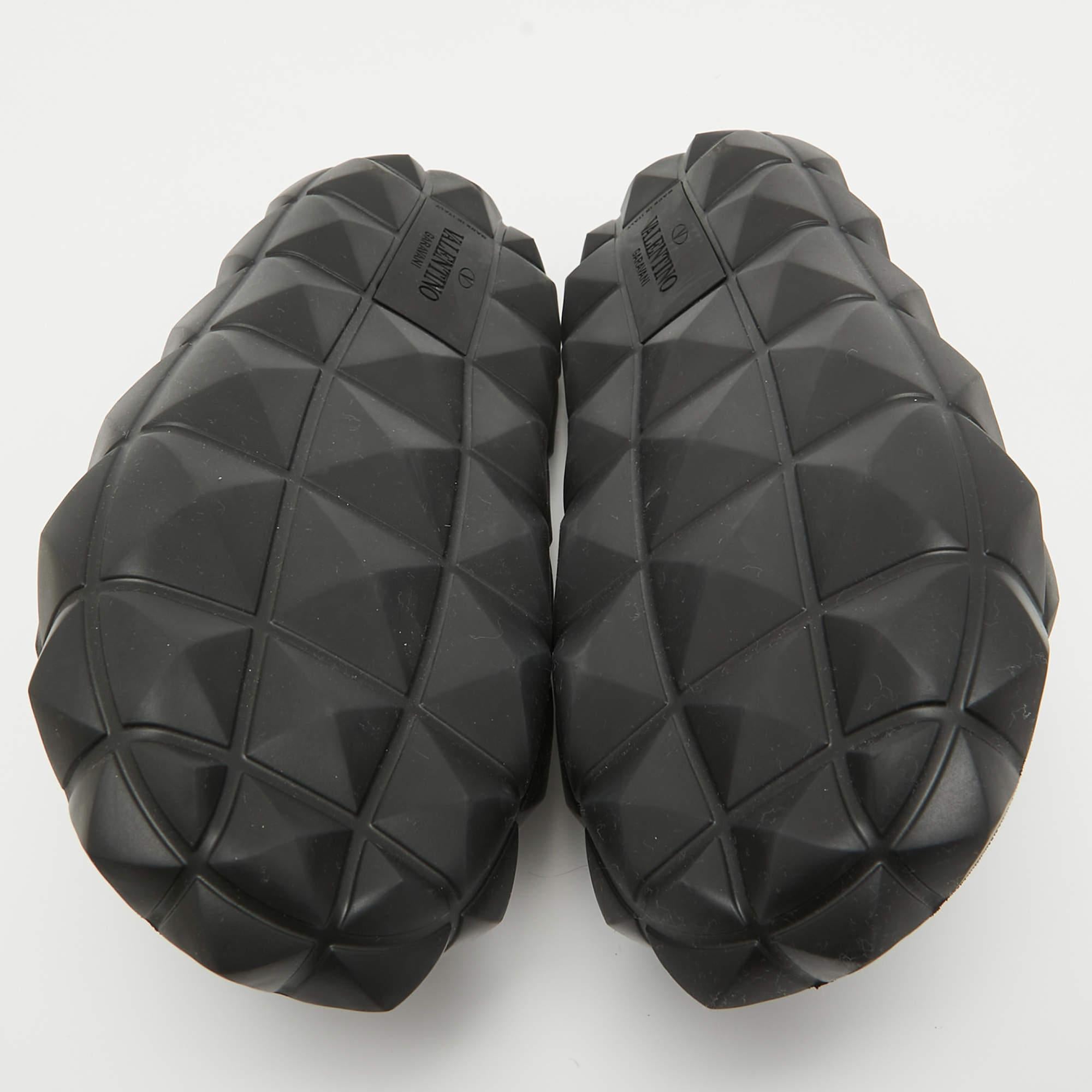 Valentino Garavani Black Rubber Slide Flats Size 41 For Sale 4