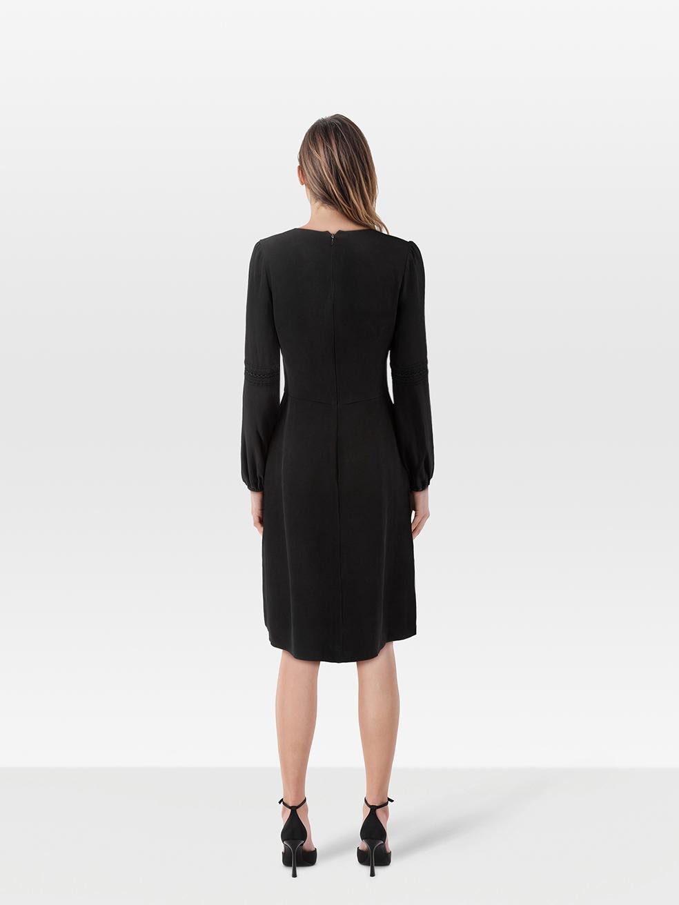 CONDIT ist sehr gut. Das Kleid weist nur minimale Gebrauchsspuren auf. Zupfen am Gewebe auf der Vorder- und Rückseite und am rechten Ärmel. Verfärbungen auf der oberen linken Vorderseite und unter der linken Achselhöhle auf diesem gebrauchten
