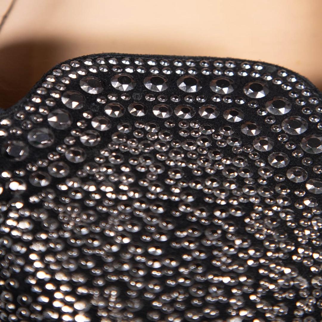 Valentino Garavani Chaussures en daim noir cloutées argentées Taille IT 37 en vente 1