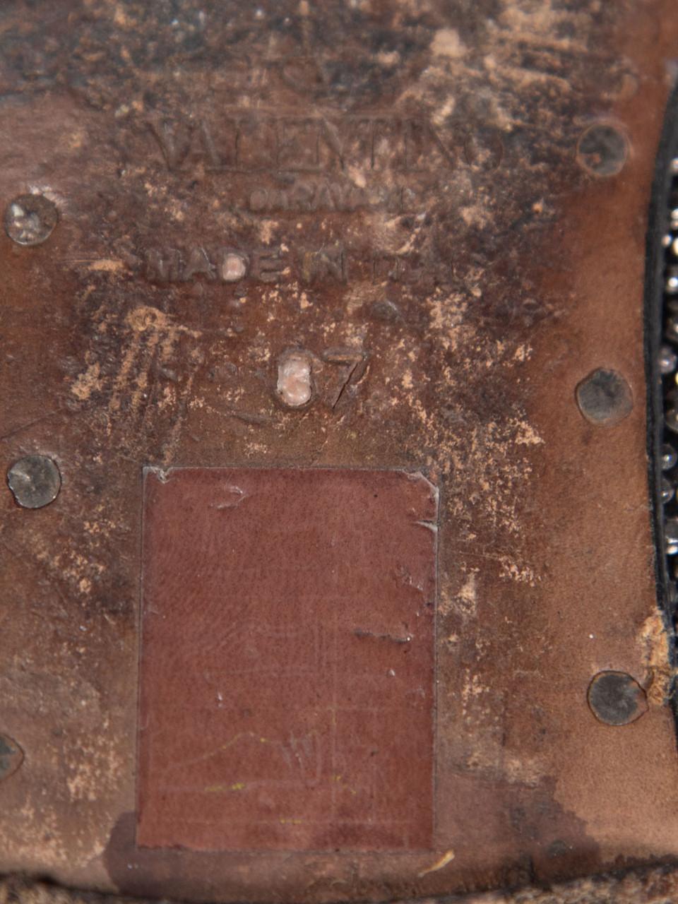 Valentino Garavani Chaussures en daim noir cloutées argentées Taille IT 37 en vente 2