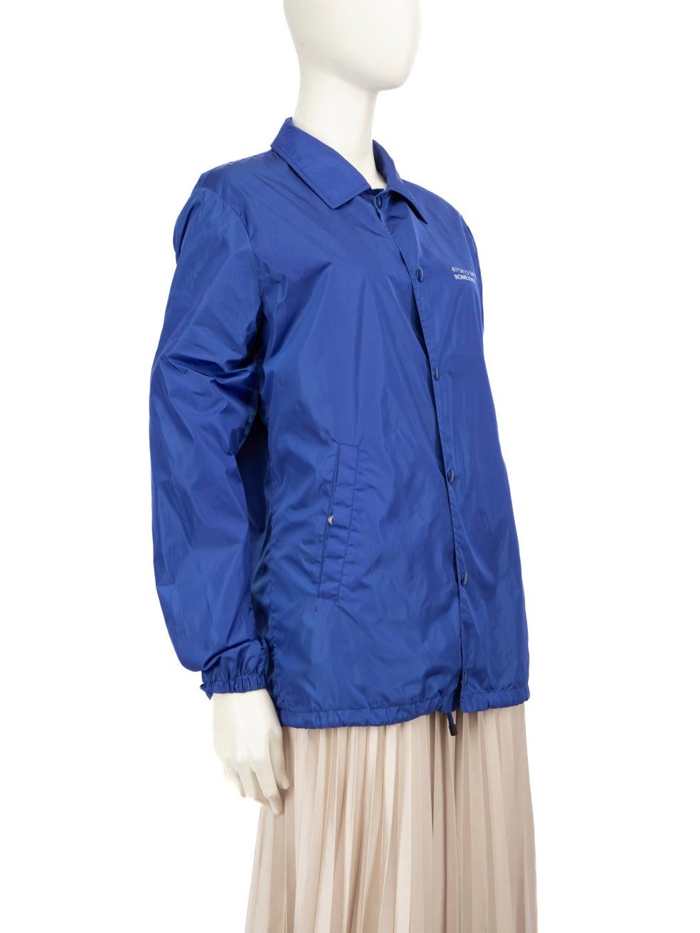 L'ÉTAT est très bon. L'usure minimale de la jaquette est évidente. Petites marques sur le devant gauche et sur le haut du panneau arrière de cet article de revente d'occasion de Valentino Garavani.
 

 Détails
 

 

 Bleu
 

 Polyamide
 

 Veste
 

