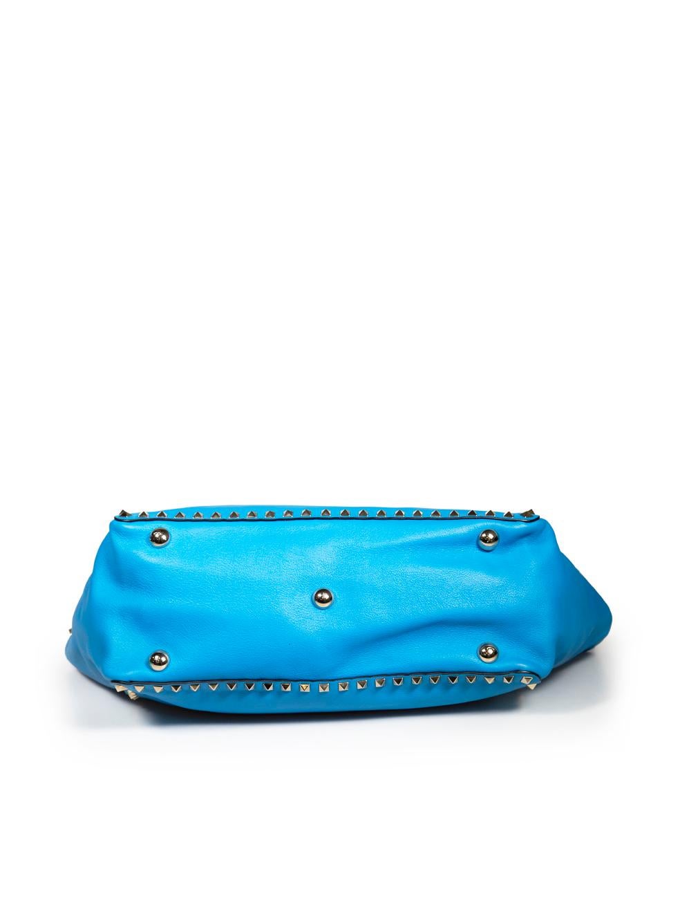 Valentino Garavani - Fourre-tout trapèze moyen Rockstud en cuir bleu Pour femmes en vente