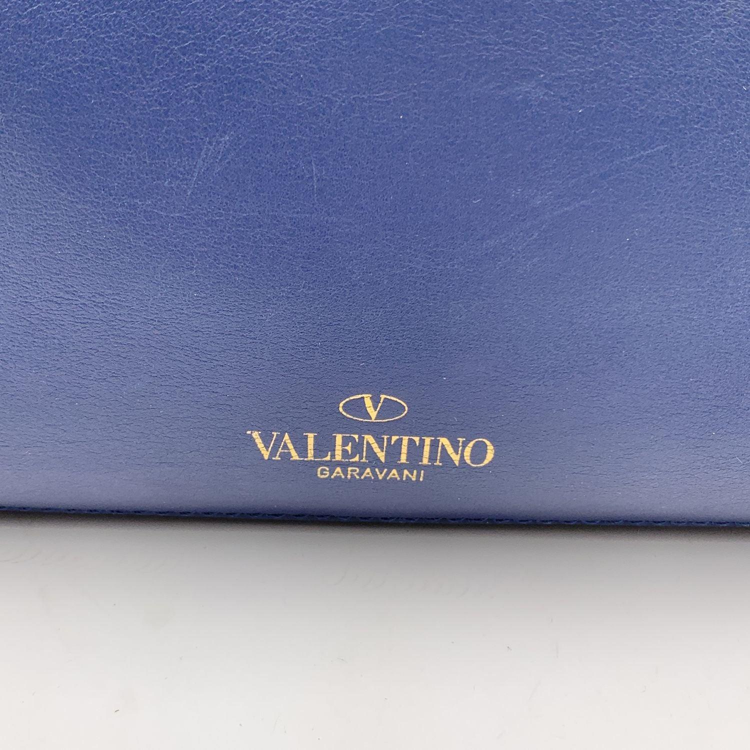 Valentino Garavani Blaue Leder-Umhängetasche mit Nieten Damen im Angebot