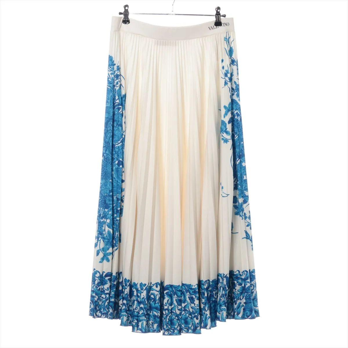 La Falda Plisada Valentino Garavani Bluegrace Bouquet presenta un delicado y romántico motivo floral inspirado en los patrones de porcelana vintage, en una suave paleta de azul y blanco. Confeccionada con un tejido ligero y fluido, la falda está