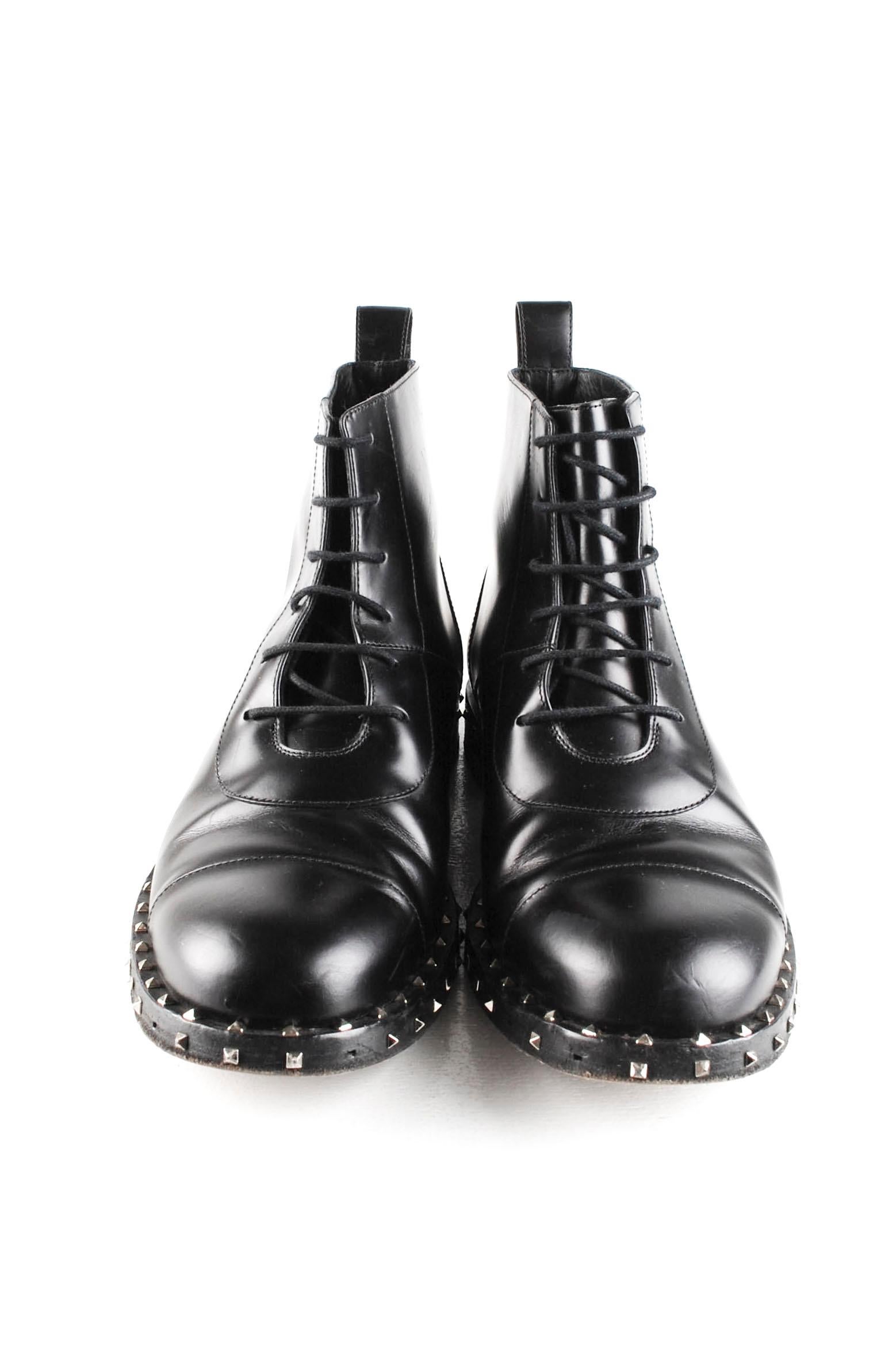 Item for sale is 100% genuine Valentino Garavani Boots Men Shoes 
Color: Black
(An actual color may a bit vary due to individual computer screen interpretation)
Material: Leather
Tag size: EUR 40
These shoes are great quality item. Rate 8.5 of