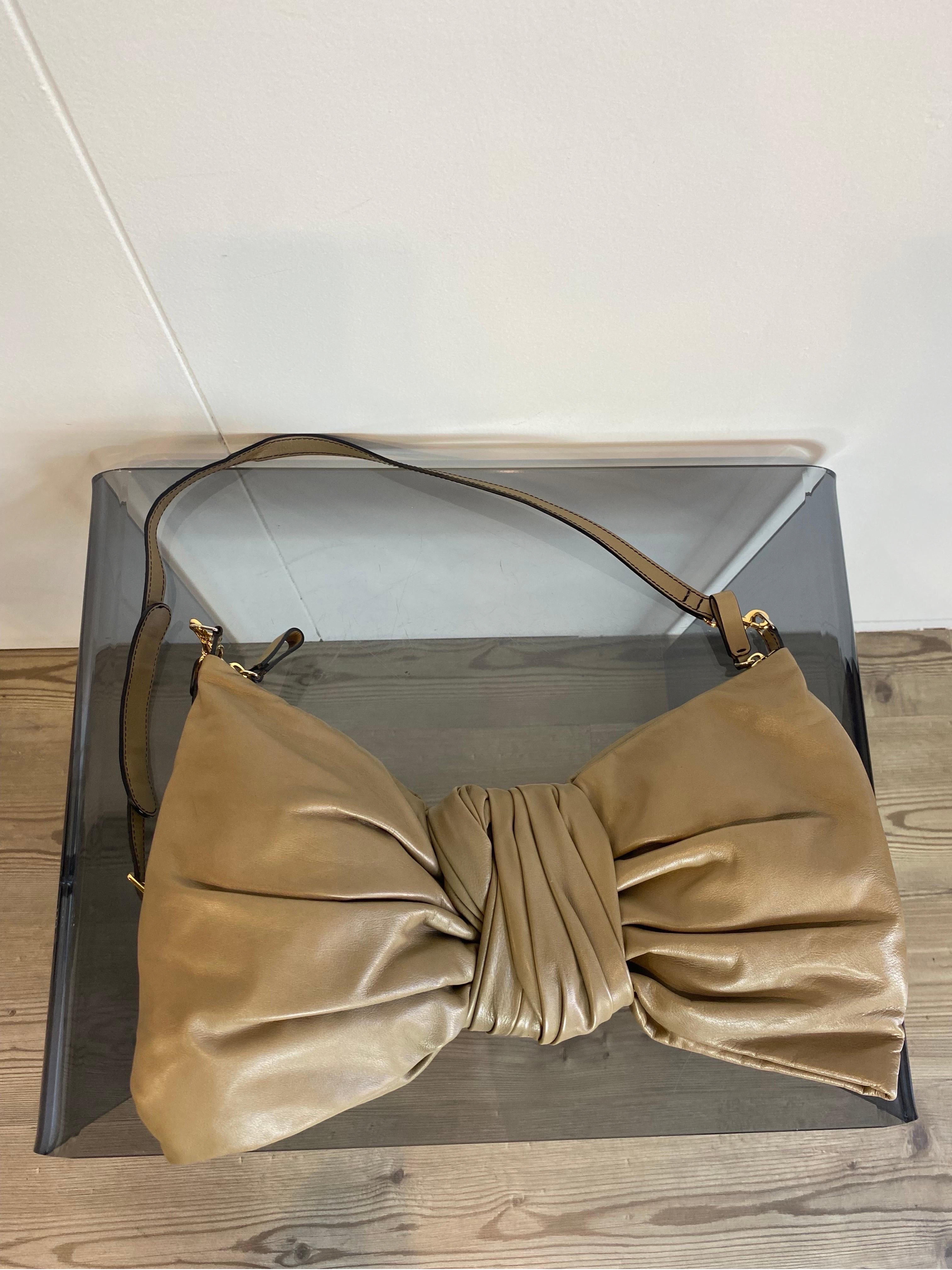 Valentino Garavani bow bag
In soft leather. It can be carried by hand.
Applicable handle to make it shoulder and crossbody.
Two openings which are zippered pockets.
Length 45
Height 23
Depth 9
In excellent condition, shows signs of normal use.
A