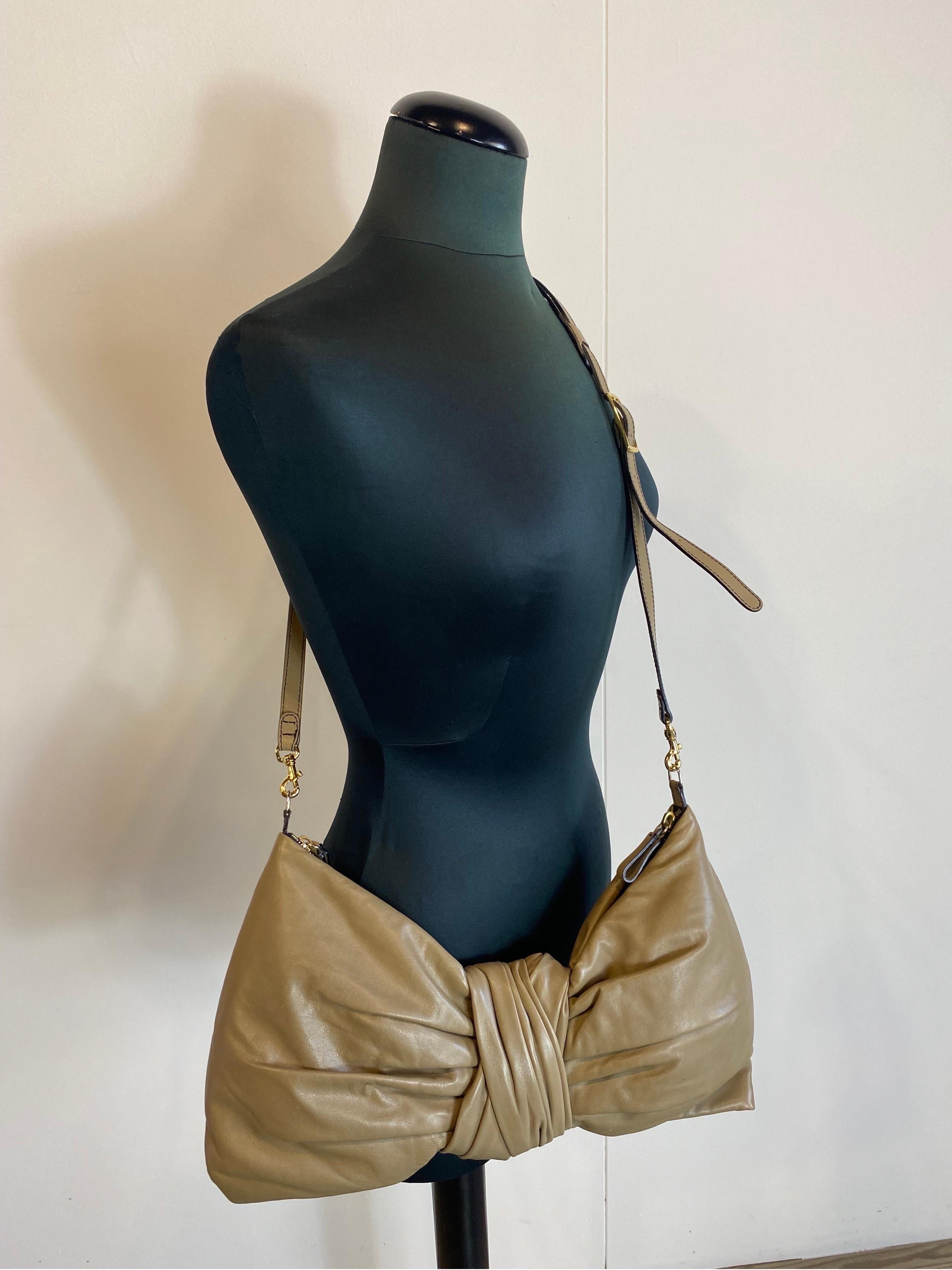 Valentino Garavani bow bag In Excellent Condition In Carnate, IT