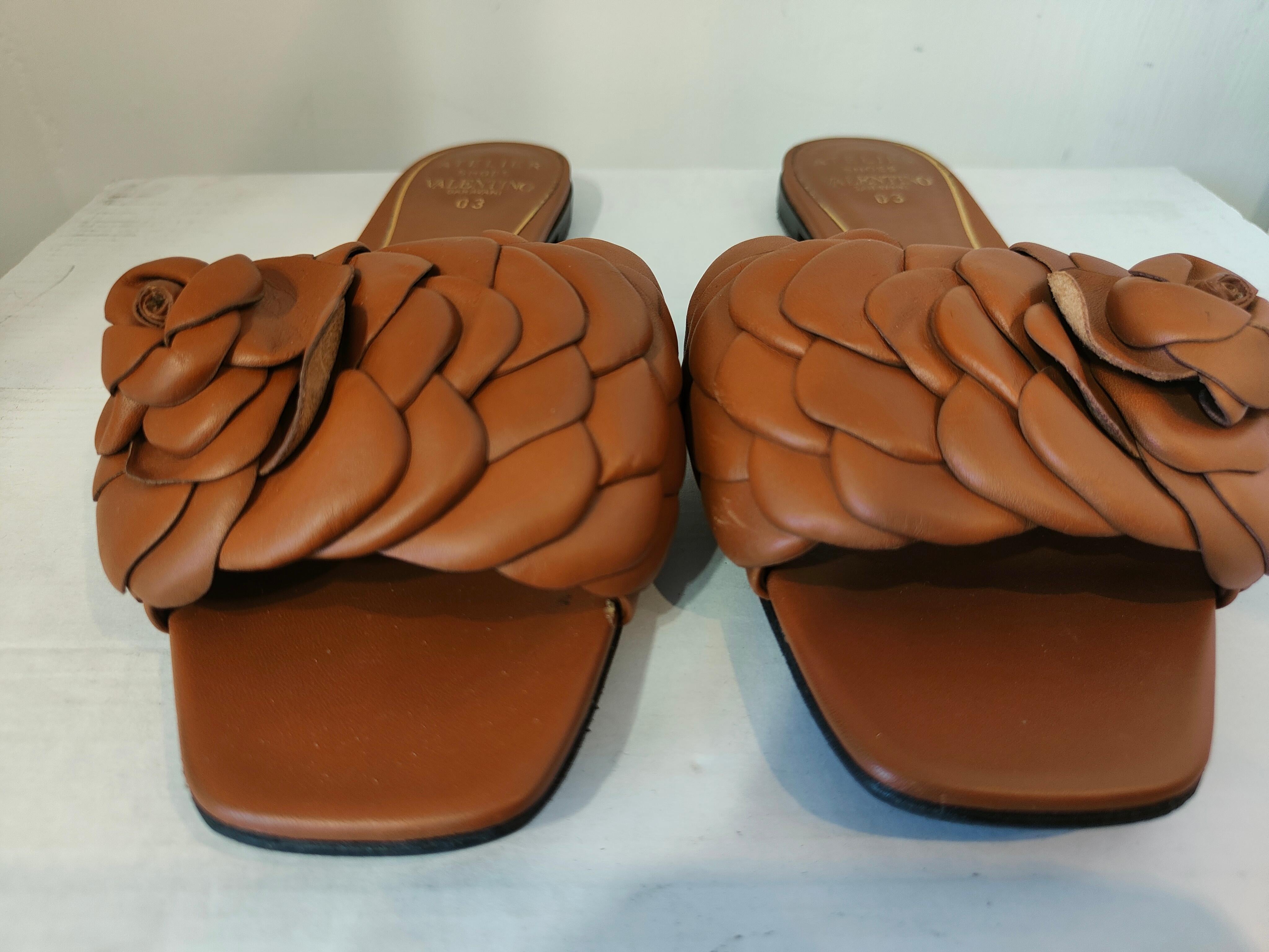 Zapatos flor marrones Valentino Garavani
talla 38,5
