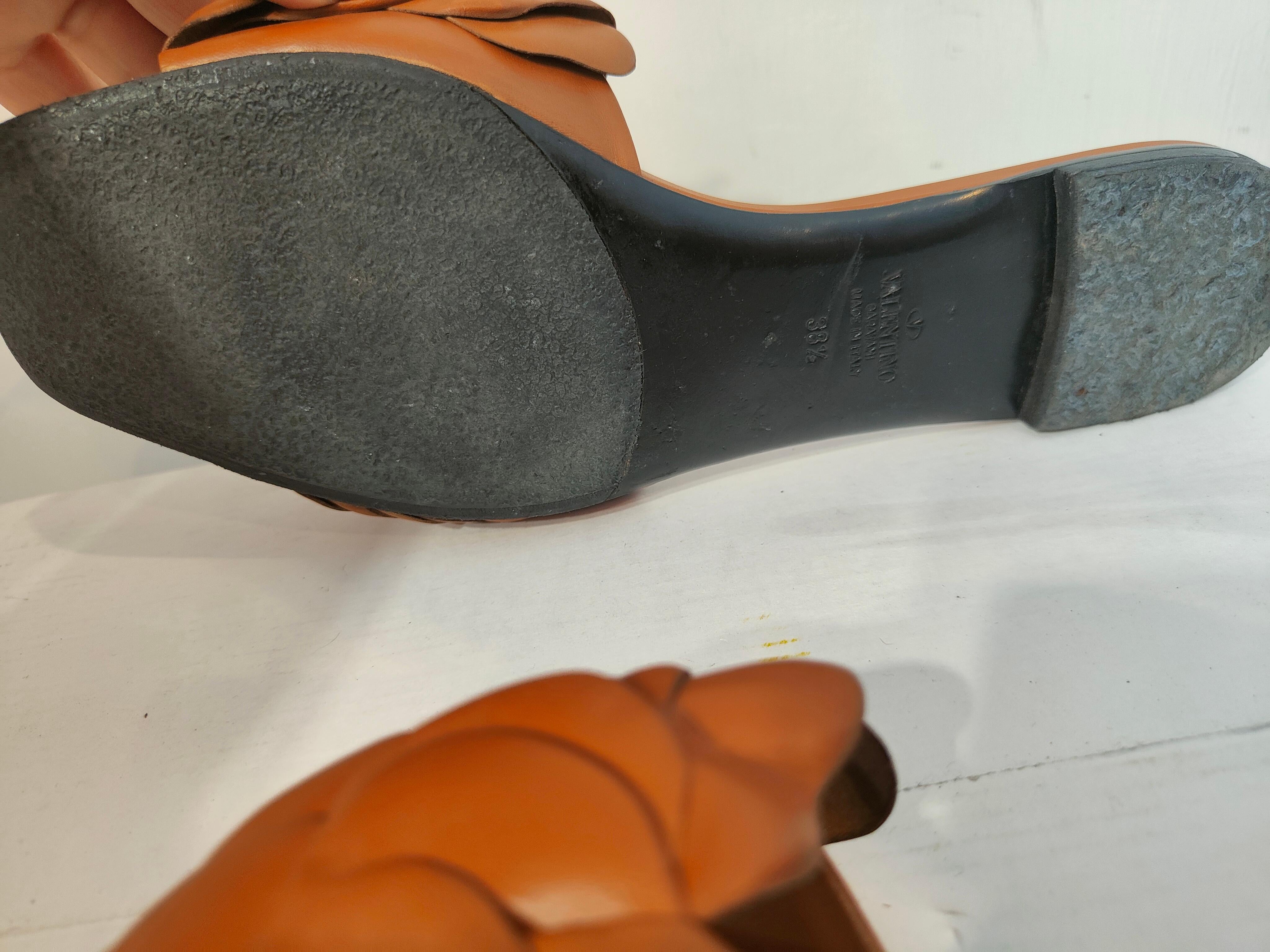 Zapatos flor marrones Valentino Garavani en venta 1