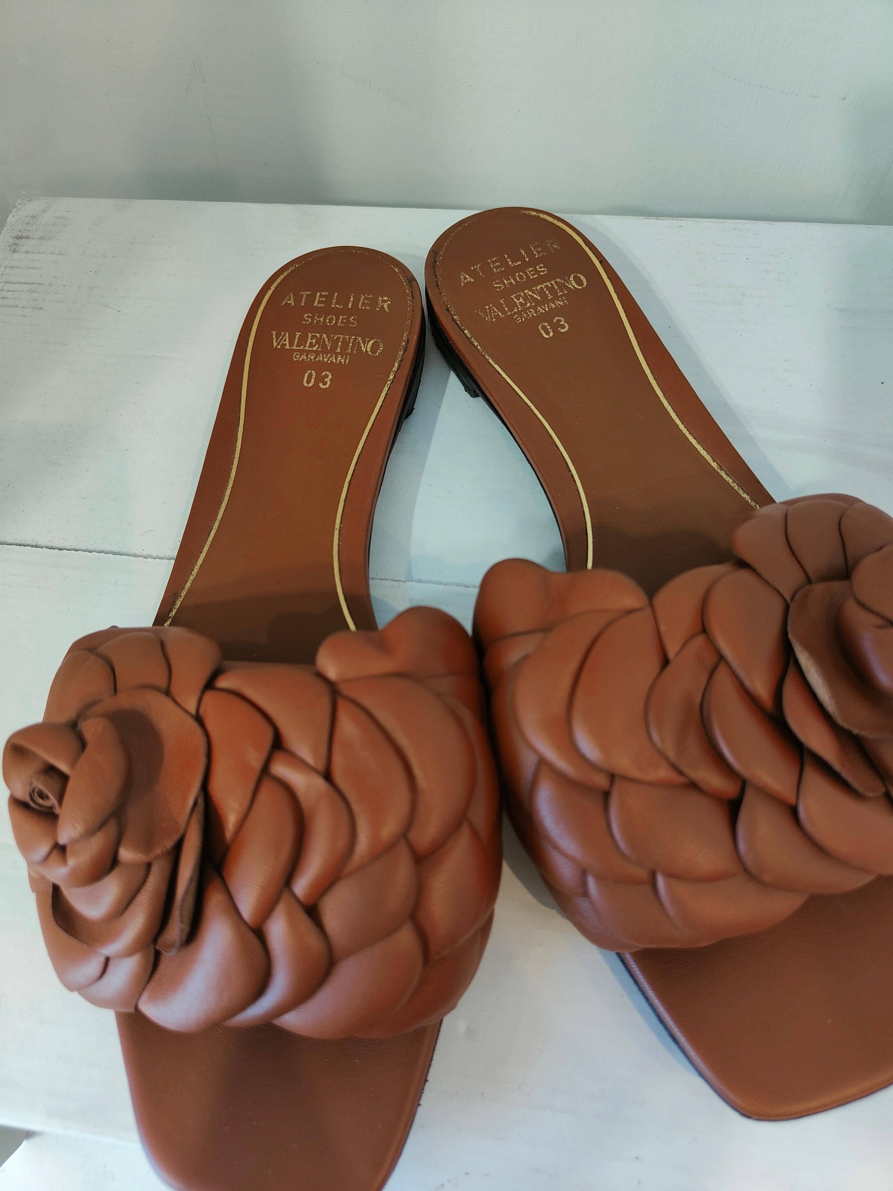 Zapatos flor marrones Valentino Garavani en venta 2