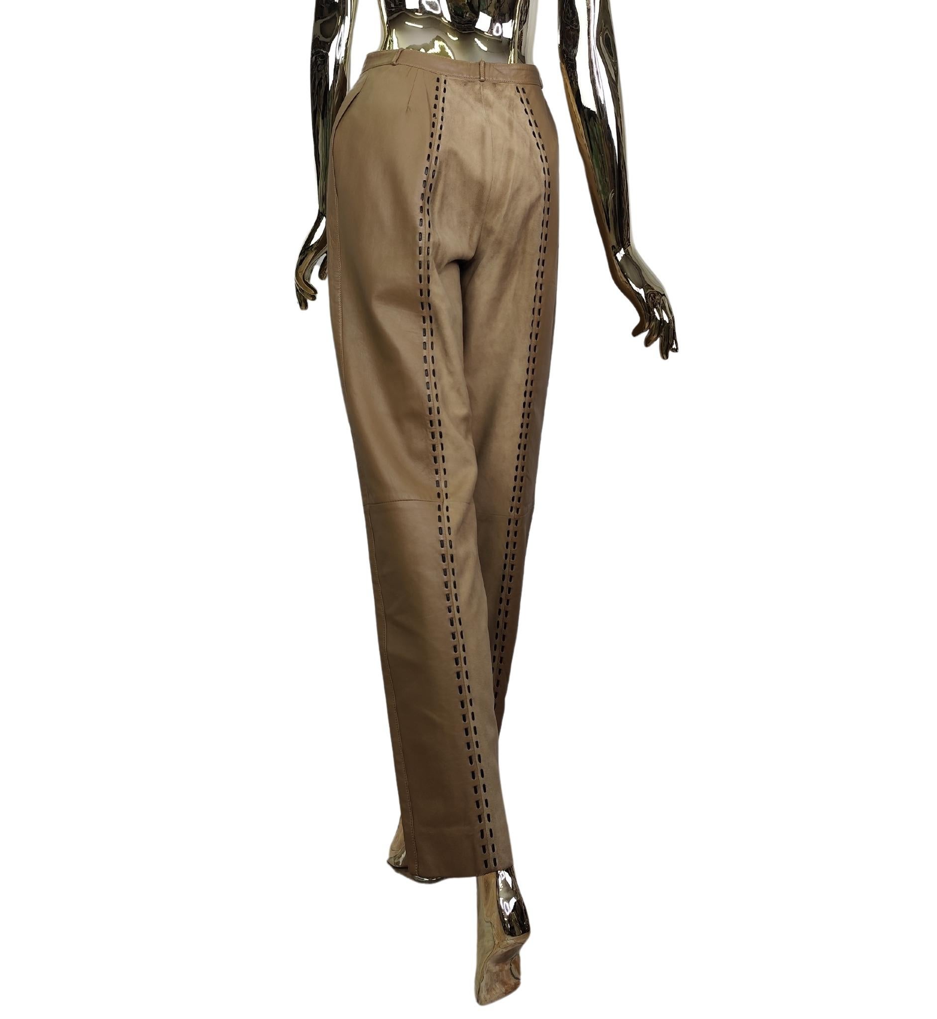 Valentino Garavani Hose mit hoher Taille
Braunes Wildleder und Leder
Kontrastnähte

Markierte Größe 44 IT

Abmessungen:
Taille 70 cm - 27.5 in
Hüften 98 cm - 38.5 in
Länge 109 cm - 43 in
Anstieg 32 cm - 12.5 in
Schrittlänge 81 cm - 32 in

Guter