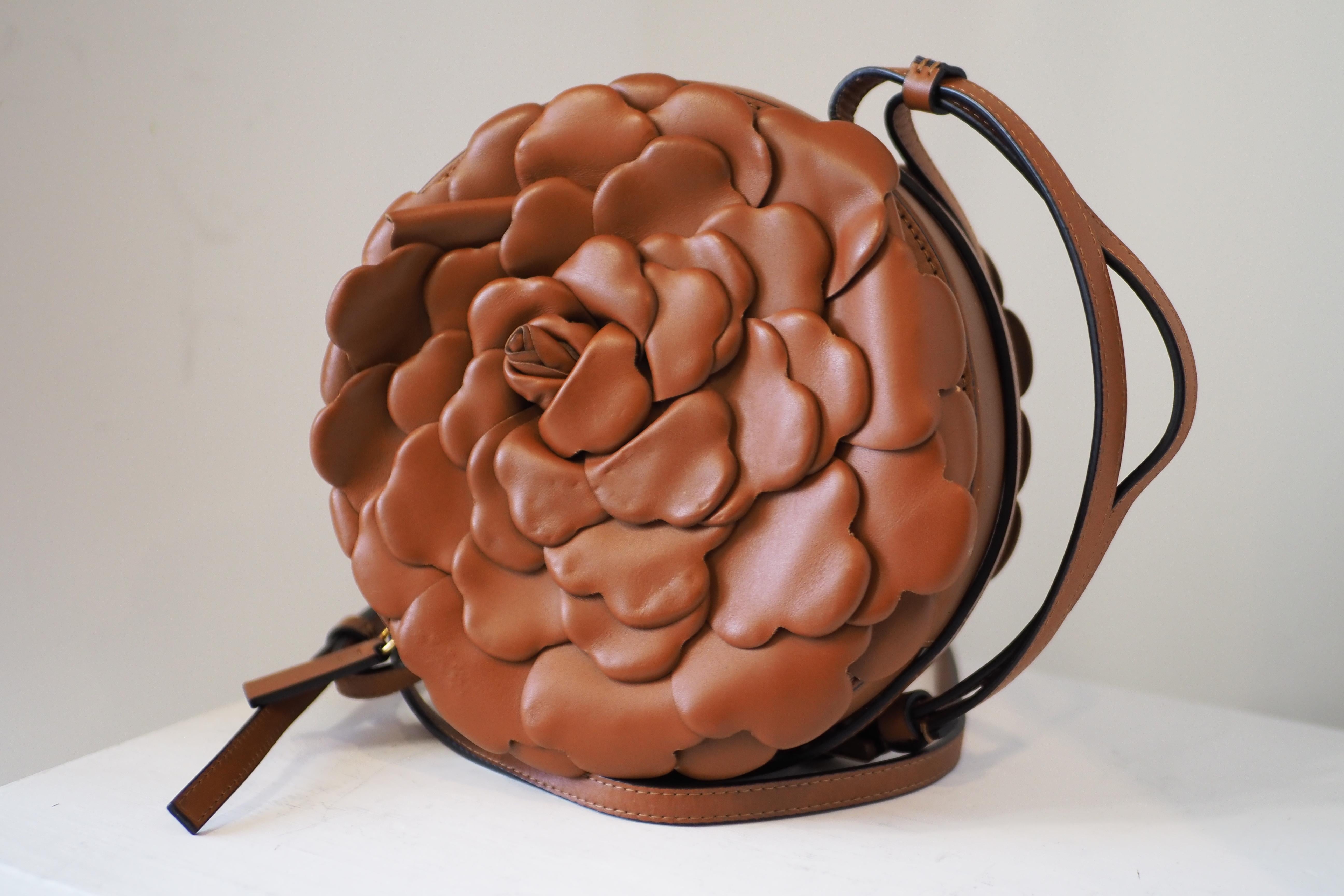 Valentino Garavani brown leather Flower shoulder bag In Excellent Condition In Capri, IT