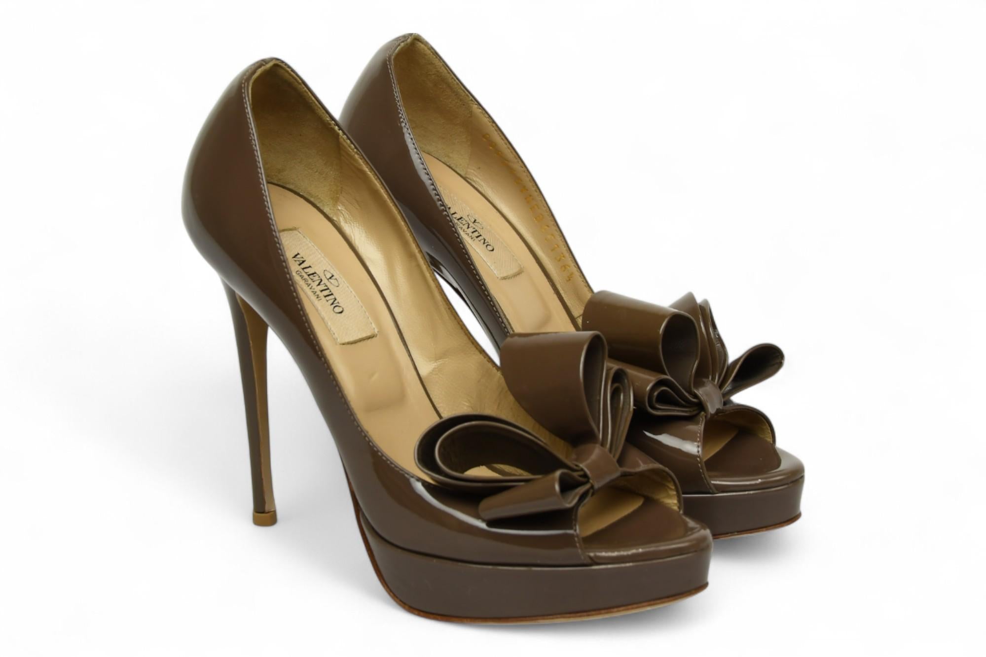 Valentino Garavani Braun Lackleder Schleife Akzent Heels EU36.5 im Zustand „Hervorragend“ im Angebot in West Hartford, CT