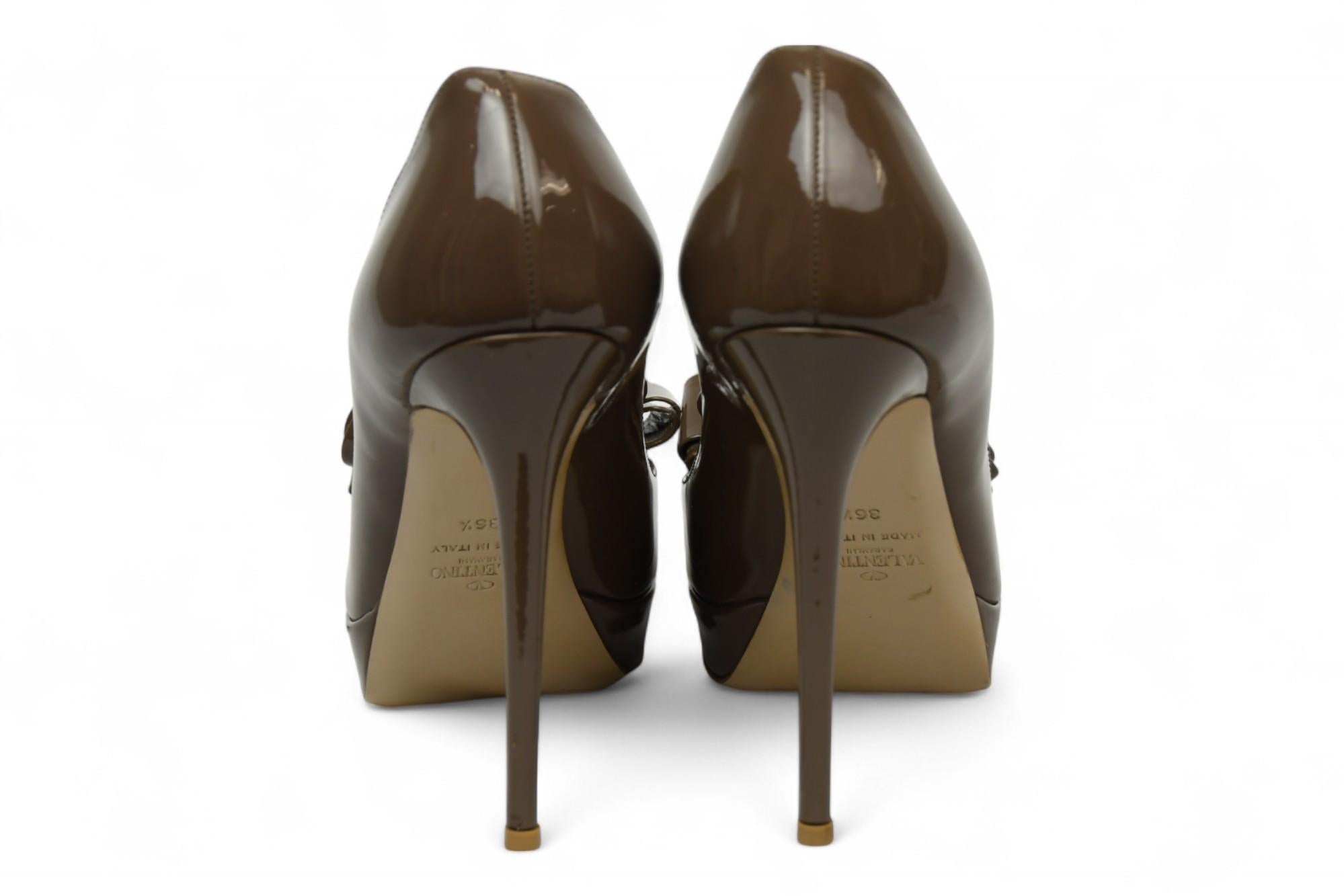 Valentino Garavani Braun Lackleder Schleife Akzent Heels EU36.5 Damen im Angebot