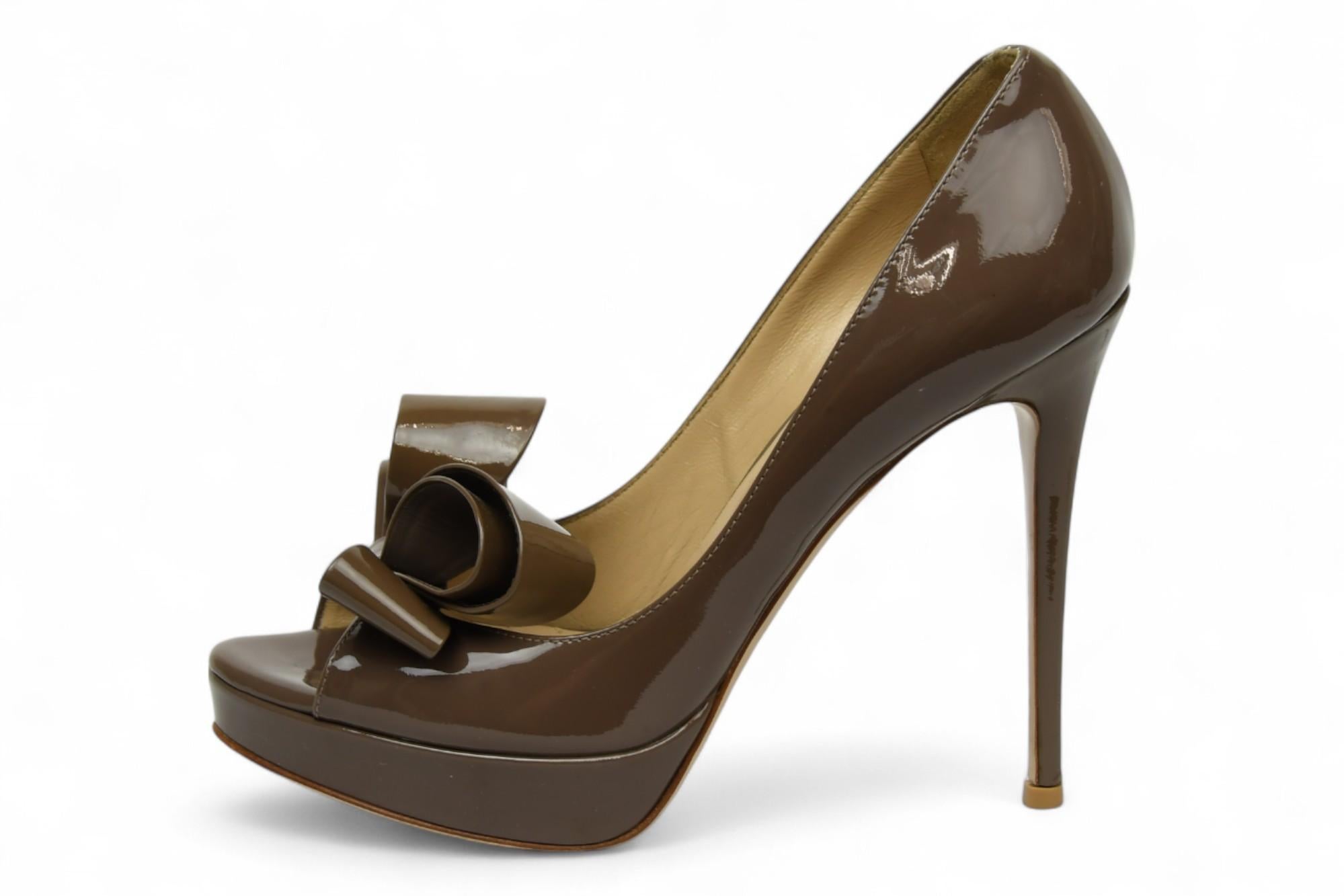 Valentino Garavani Braun Lackleder Schleife Akzent Heels EU36.5 im Angebot 1