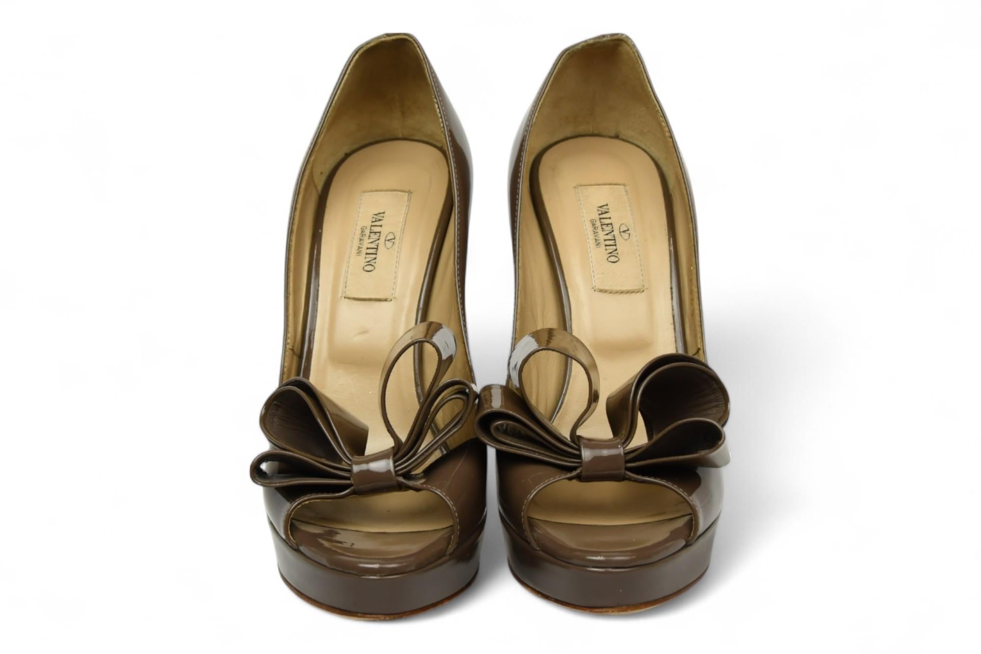 Valentino Garavani Braun Lackleder Schleife Akzent Heels EU36.5 im Angebot 2