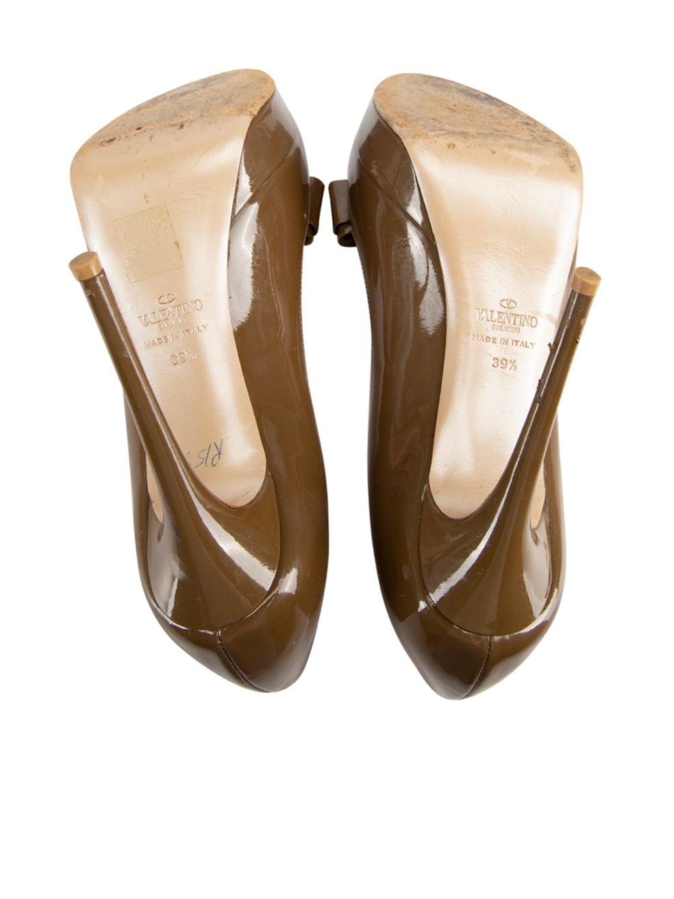 Women's Valentino Garavani Brown Patent Leather Bow Accent Heels Size IT 39.5 For Sale