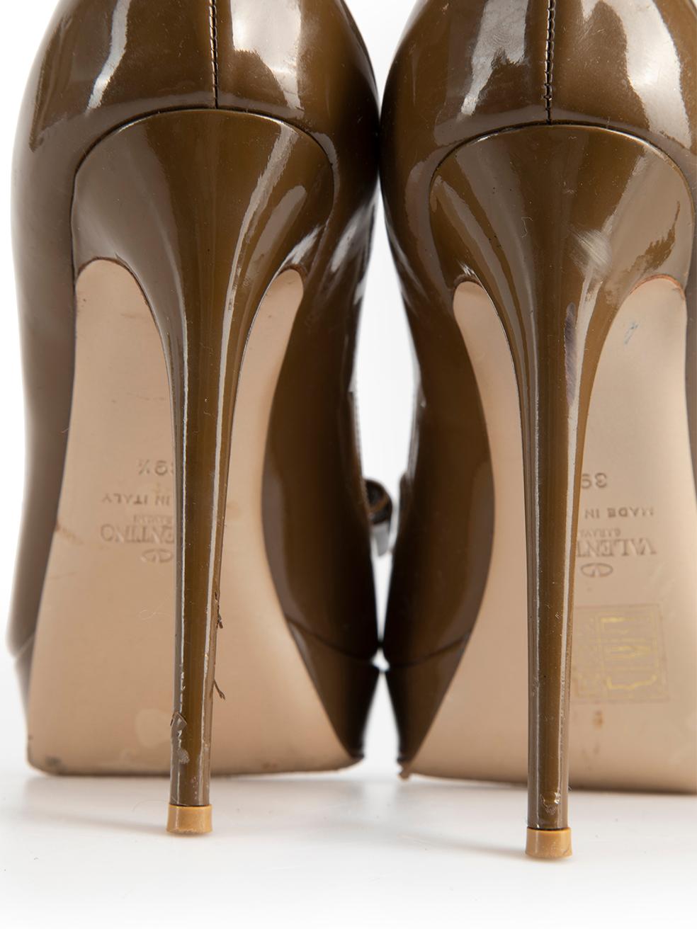 Valentino Garavani Brown Patent Leather Bow Accent Heels Size IT 39.5 For Sale 2