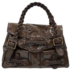 Garavani Histoire Medium Tragetasche aus braunem Lackleder