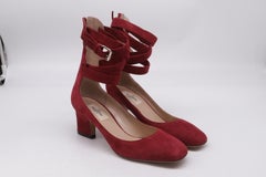 Valentino Garavani Pumps mit Riemchen und Schnalle im Court-Stil aus rotem Wildleder