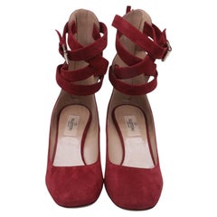 Valentino Garavani Pumps mit Riemchen und Schnalle im Court-Stil aus rotem Wildleder