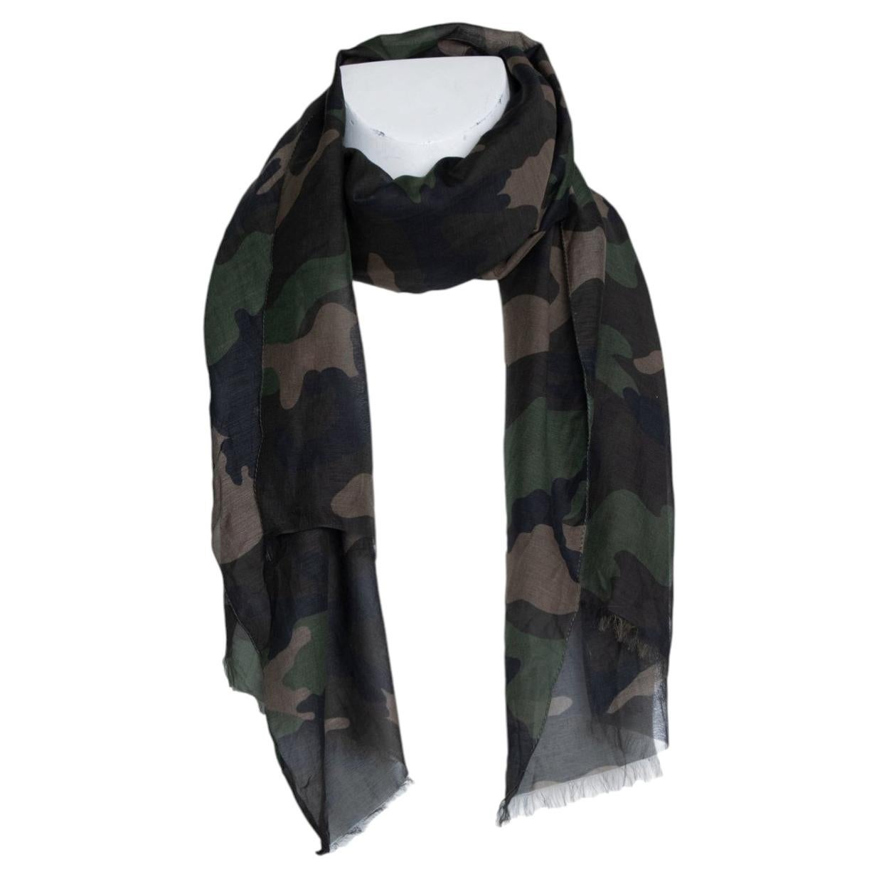Valentino Garavani, Schal mit Camouflage-Druck im Angebot