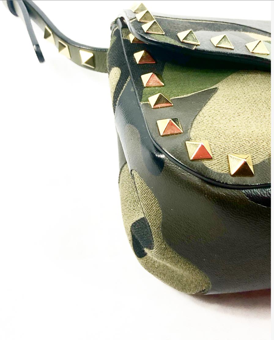 VALENTINO Garavani Camouflage Rockstud Mini Crossbody Bag in Green In Excellent Condition In Beverly Hills, CA