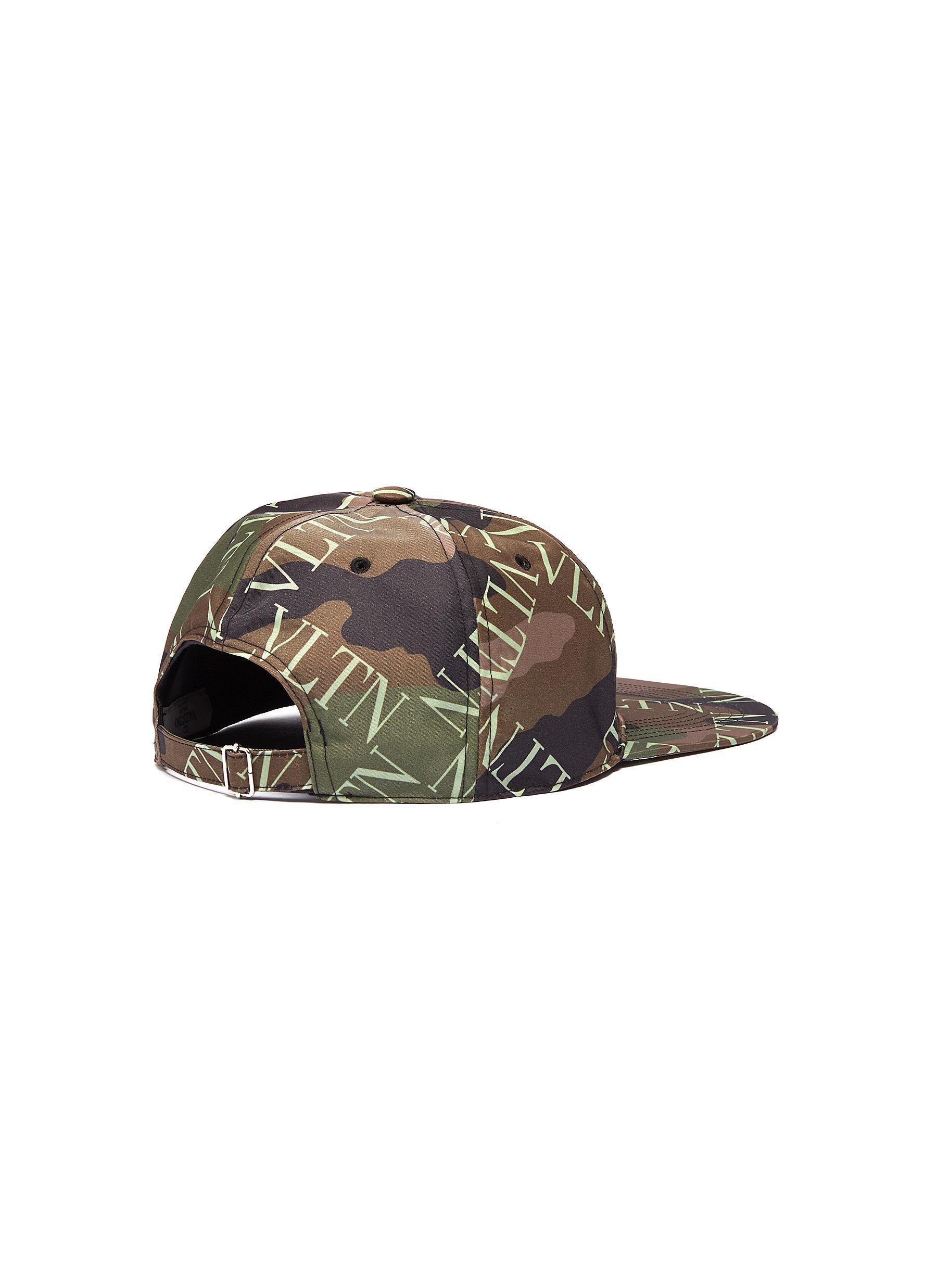 All-over camouflage pattern
VLTN logo grid print detail throughout
Ventilation holes on the top
Adjuster strap at the rear
91% Nylon, 9% Acrylic
Lining: 100% Cotton
Made in Italy, 2020