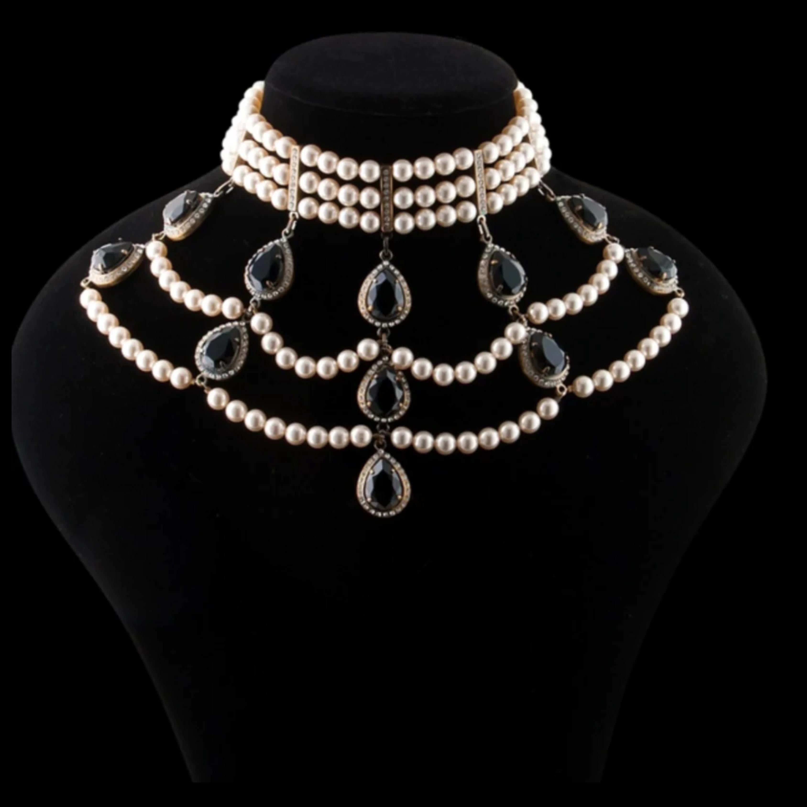 Valentino Garavani - Drappeggio di perle barocche e cristalli neri